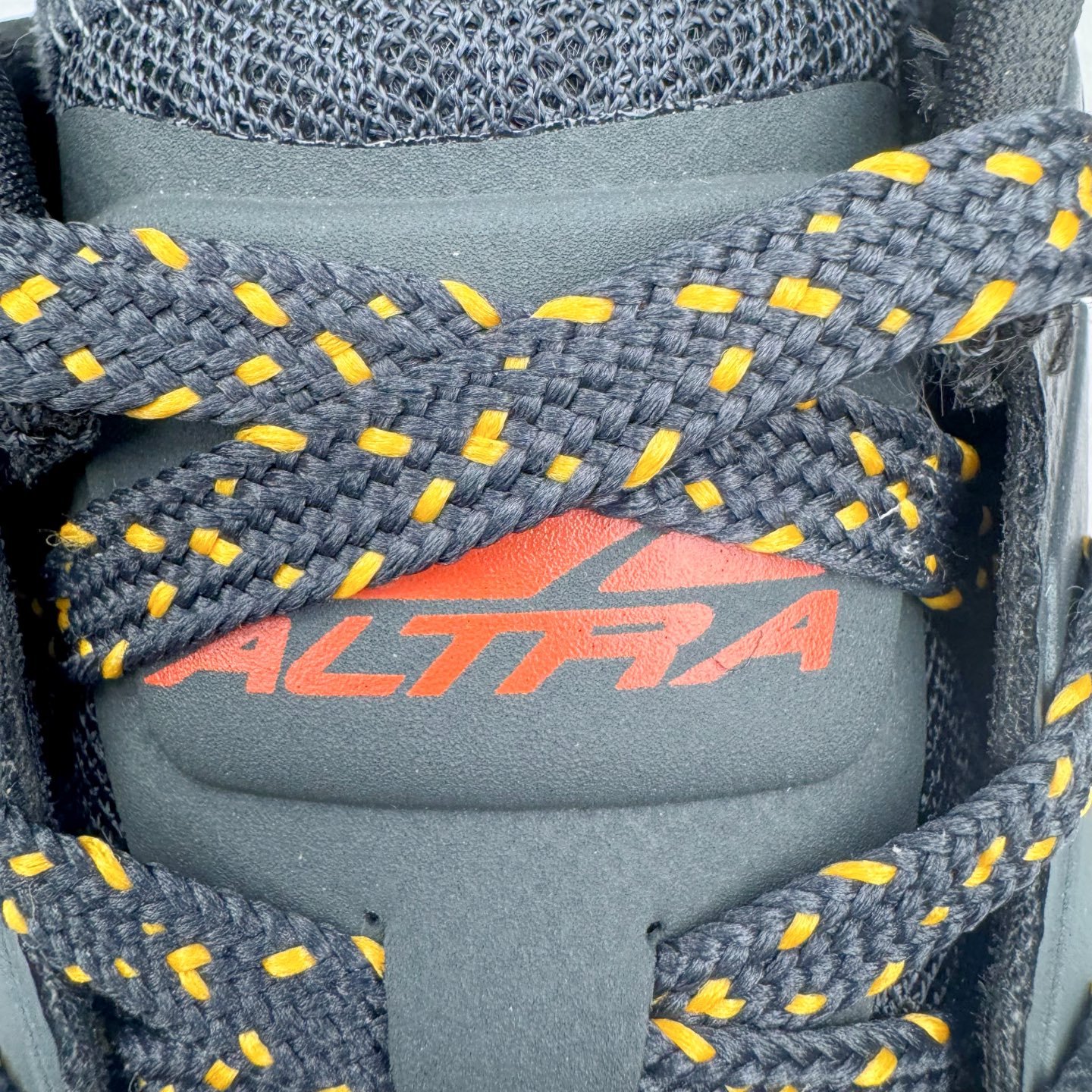 图片[13]-＃纯原 Altra OLYMPUS 6 奥创奥林匹斯六代舒适百搭防滑耐磨低帮户外跑步鞋 2009年，长跑精英运动员Golden Harper在美国犹他州创立了“Altra Footwear”，跑鞋特点是采用舒适的FootShape™M（很适鞋楦）设计和独特的BalancedCushioning™（平衡缓冲）技术，帮助遭受伤病困扰的跑者回归跑步，从而迅速积累起良好的口碑。2011年品牌迅速发展，屡获大奖。2015年开始不仅占据全美跑鞋前十，足迹更是遍布全球。2016年Altra正式进入中国市场，凭借独特的品牌风格以及出色的性能表现，三年来获得越来越多普通跑者的喜爱。销售业绩增长迅速，成为中国越野跑市场占有量前三的跑鞋品牌。实拍调校N版已经零色差零失真 百分百还原实物色彩所见即所得 不存在货不对板色差等低级问题 选购参考实物拍摄 不混卖不参货 只用心做好货严格选品 承诺混一赔十 尺码：39 40 40.5 41 42 42.5 43 44 44.5 45-选品中心