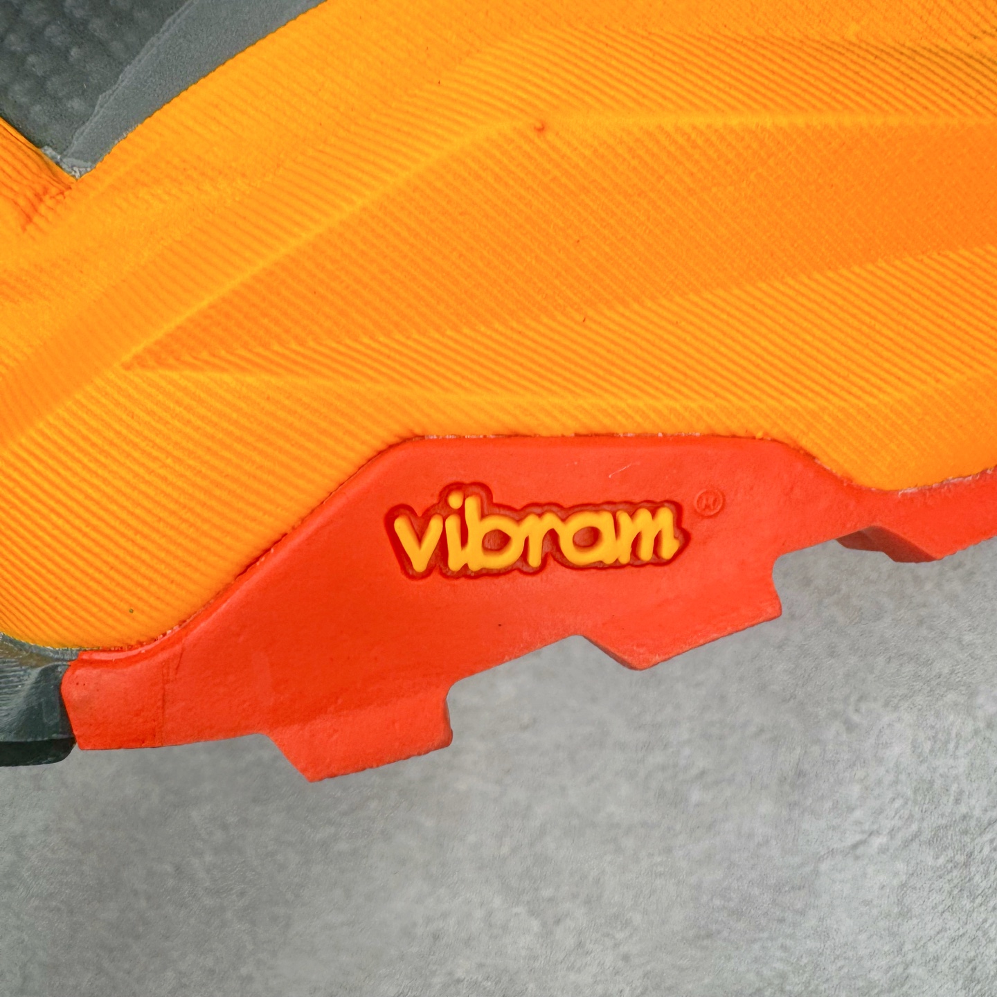 图片[19]-＃纯原 Altra OLYMPUS 6 奥创奥林匹斯六代舒适百搭防滑耐磨低帮户外跑步鞋 2009年，长跑精英运动员Golden Harper在美国犹他州创立了“Altra Footwear”，跑鞋特点是采用舒适的FootShape™M（很适鞋楦）设计和独特的BalancedCushioning™（平衡缓冲）技术，帮助遭受伤病困扰的跑者回归跑步，从而迅速积累起良好的口碑。2011年品牌迅速发展，屡获大奖。2015年开始不仅占据全美跑鞋前十，足迹更是遍布全球。2016年Altra正式进入中国市场，凭借独特的品牌风格以及出色的性能表现，三年来获得越来越多普通跑者的喜爱。销售业绩增长迅速，成为中国越野跑市场占有量前三的跑鞋品牌。实拍调校N版已经零色差零失真 百分百还原实物色彩所见即所得 不存在货不对板色差等低级问题 选购参考实物拍摄 不混卖不参货 只用心做好货严格选品 承诺混一赔十 尺码：39 40 40.5 41 42 42.5 43 44 44.5 45-选品中心