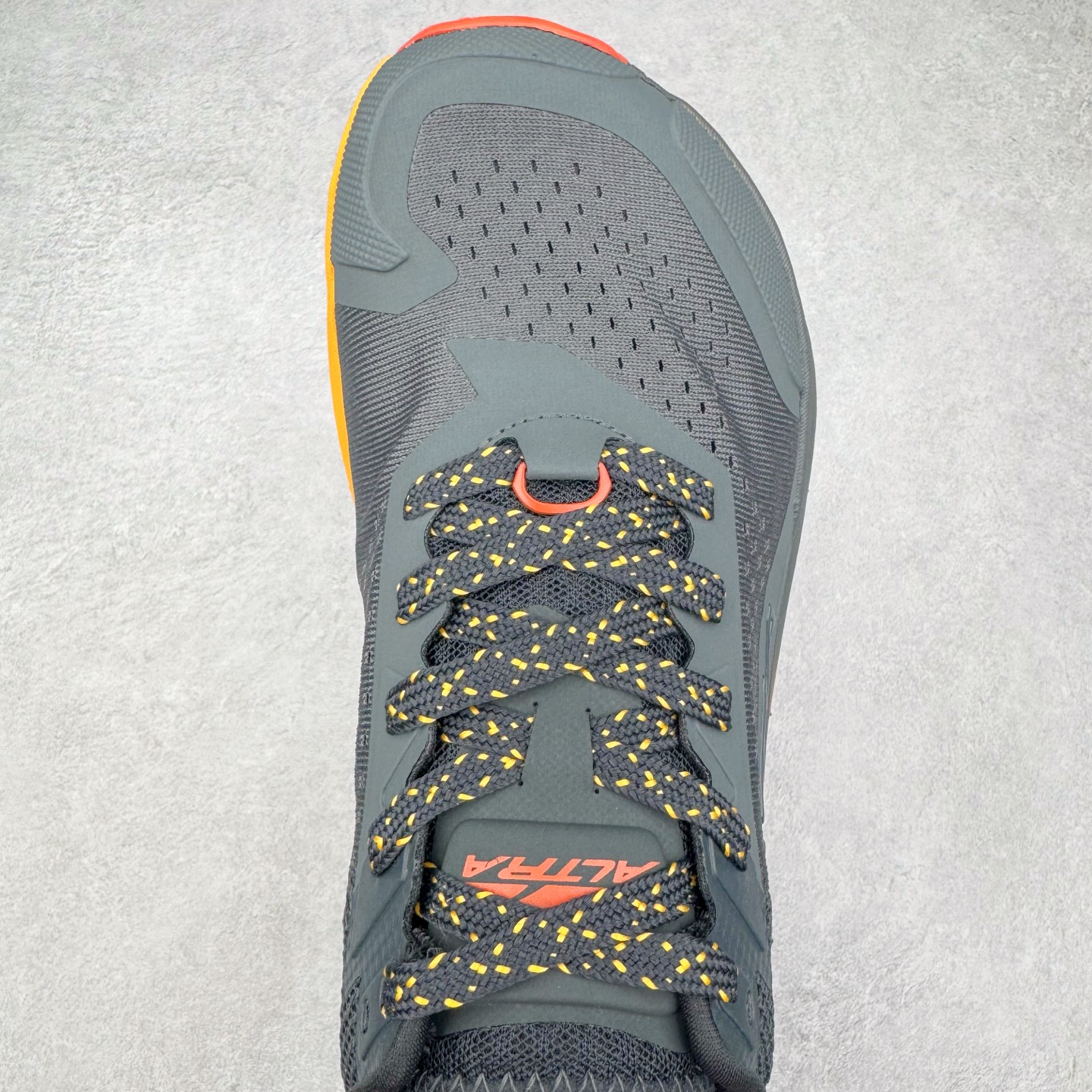 图片[4]-＃纯原 Altra OLYMPUS 6 奥创奥林匹斯六代舒适百搭防滑耐磨低帮户外跑步鞋 2009年，长跑精英运动员Golden Harper在美国犹他州创立了“Altra Footwear”，跑鞋特点是采用舒适的FootShape™M（很适鞋楦）设计和独特的BalancedCushioning™（平衡缓冲）技术，帮助遭受伤病困扰的跑者回归跑步，从而迅速积累起良好的口碑。2011年品牌迅速发展，屡获大奖。2015年开始不仅占据全美跑鞋前十，足迹更是遍布全球。2016年Altra正式进入中国市场，凭借独特的品牌风格以及出色的性能表现，三年来获得越来越多普通跑者的喜爱。销售业绩增长迅速，成为中国越野跑市场占有量前三的跑鞋品牌。实拍调校N版已经零色差零失真 百分百还原实物色彩所见即所得 不存在货不对板色差等低级问题 选购参考实物拍摄 不混卖不参货 只用心做好货严格选品 承诺混一赔十 尺码：39 40 40.5 41 42 42.5 43 44 44.5 45-选品中心