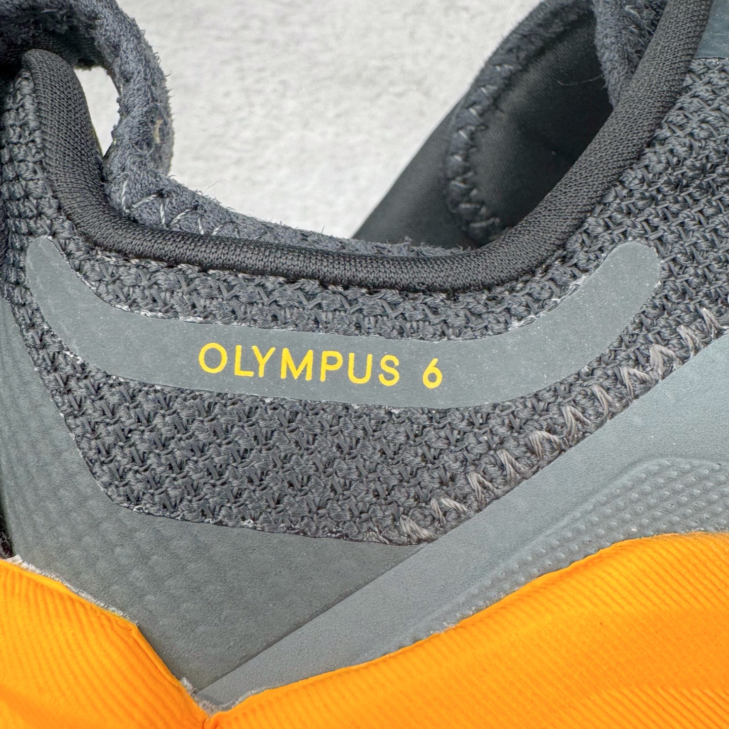 图片[18]-＃纯原 Altra OLYMPUS 6 奥创奥林匹斯六代舒适百搭防滑耐磨低帮户外跑步鞋 2009年，长跑精英运动员Golden Harper在美国犹他州创立了“Altra Footwear”，跑鞋特点是采用舒适的FootShape™M（很适鞋楦）设计和独特的BalancedCushioning™（平衡缓冲）技术，帮助遭受伤病困扰的跑者回归跑步，从而迅速积累起良好的口碑。2011年品牌迅速发展，屡获大奖。2015年开始不仅占据全美跑鞋前十，足迹更是遍布全球。2016年Altra正式进入中国市场，凭借独特的品牌风格以及出色的性能表现，三年来获得越来越多普通跑者的喜爱。销售业绩增长迅速，成为中国越野跑市场占有量前三的跑鞋品牌。实拍调校N版已经零色差零失真 百分百还原实物色彩所见即所得 不存在货不对板色差等低级问题 选购参考实物拍摄 不混卖不参货 只用心做好货严格选品 承诺混一赔十 尺码：39 40 40.5 41 42 42.5 43 44 44.5 45-选品中心