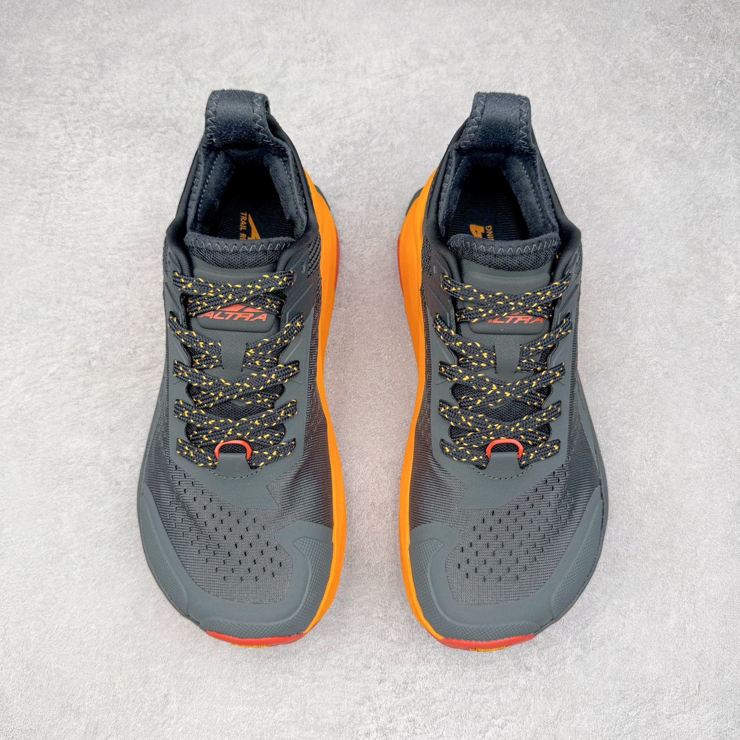 图片[2]-＃纯原 Altra OLYMPUS 6 奥创奥林匹斯六代舒适百搭防滑耐磨低帮户外跑步鞋 2009年，长跑精英运动员Golden Harper在美国犹他州创立了“Altra Footwear”，跑鞋特点是采用舒适的FootShape™M（很适鞋楦）设计和独特的BalancedCushioning™（平衡缓冲）技术，帮助遭受伤病困扰的跑者回归跑步，从而迅速积累起良好的口碑。2011年品牌迅速发展，屡获大奖。2015年开始不仅占据全美跑鞋前十，足迹更是遍布全球。2016年Altra正式进入中国市场，凭借独特的品牌风格以及出色的性能表现，三年来获得越来越多普通跑者的喜爱。销售业绩增长迅速，成为中国越野跑市场占有量前三的跑鞋品牌。实拍调校N版已经零色差零失真 百分百还原实物色彩所见即所得 不存在货不对板色差等低级问题 选购参考实物拍摄 不混卖不参货 只用心做好货严格选品 承诺混一赔十 尺码：39 40 40.5 41 42 42.5 43 44 44.5 45-选品中心