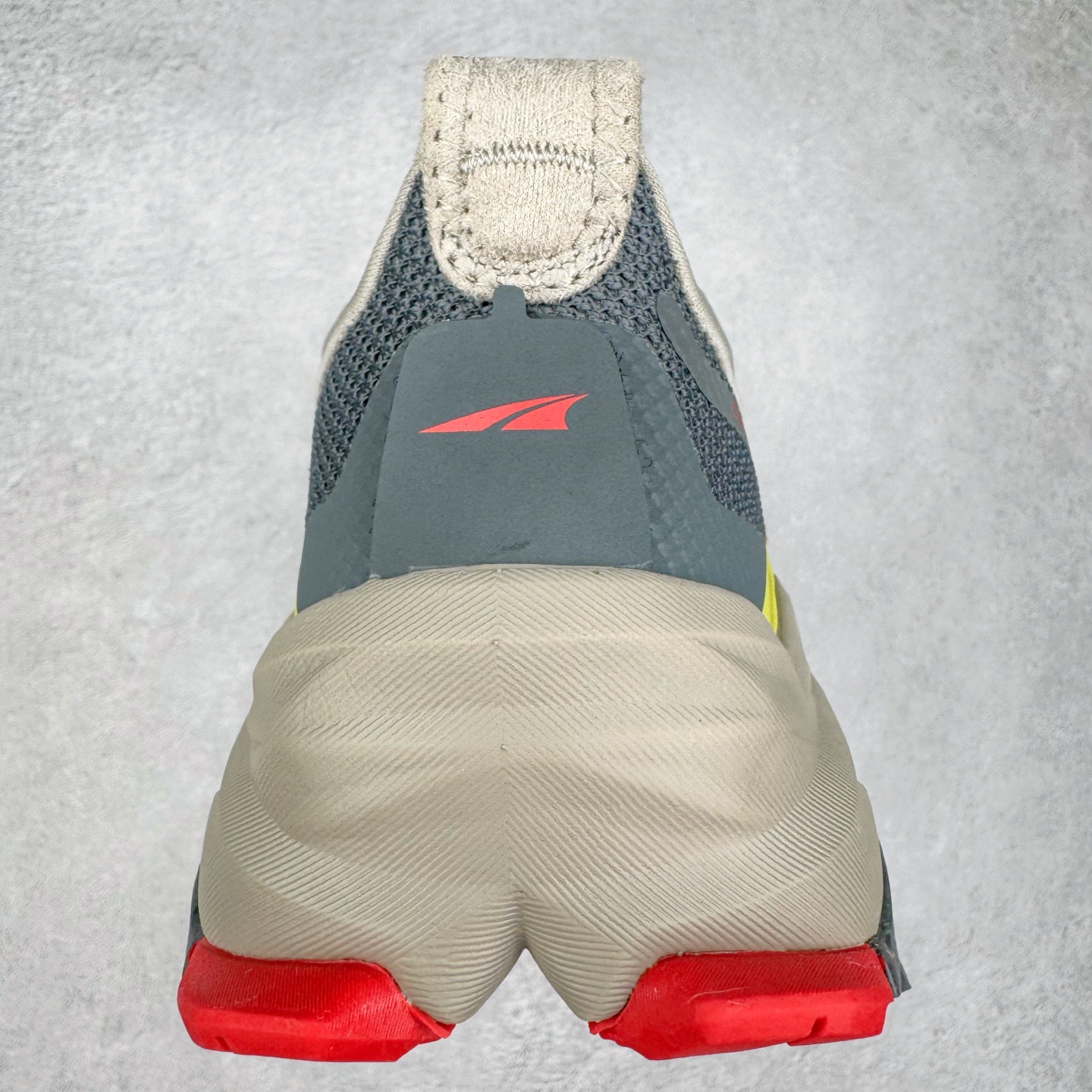 图片[8]-＃纯原 Altra OLYMPUS 6 奥创奥林匹斯六代舒适百搭防滑耐磨低帮户外跑步鞋 2009年，长跑精英运动员Golden Harper在美国犹他州创立了“Altra Footwear”，跑鞋特点是采用舒适的FootShape™M（很适鞋楦）设计和独特的BalancedCushioning™（平衡缓冲）技术，帮助遭受伤病困扰的跑者回归跑步，从而迅速积累起良好的口碑。2011年品牌迅速发展，屡获大奖。2015年开始不仅占据全美跑鞋前十，足迹更是遍布全球。2016年Altra正式进入中国市场，凭借独特的品牌风格以及出色的性能表现，三年来获得越来越多普通跑者的喜爱。销售业绩增长迅速，成为中国越野跑市场占有量前三的跑鞋品牌。实拍调校N版已经零色差零失真 百分百还原实物色彩所见即所得 不存在货不对板色差等低级问题 选购参考实物拍摄 不混卖不参货 只用心做好货严格选品 承诺混一赔十 尺码：39 40 40.5 41 42 42.5 43 44 44.5 45-选品中心