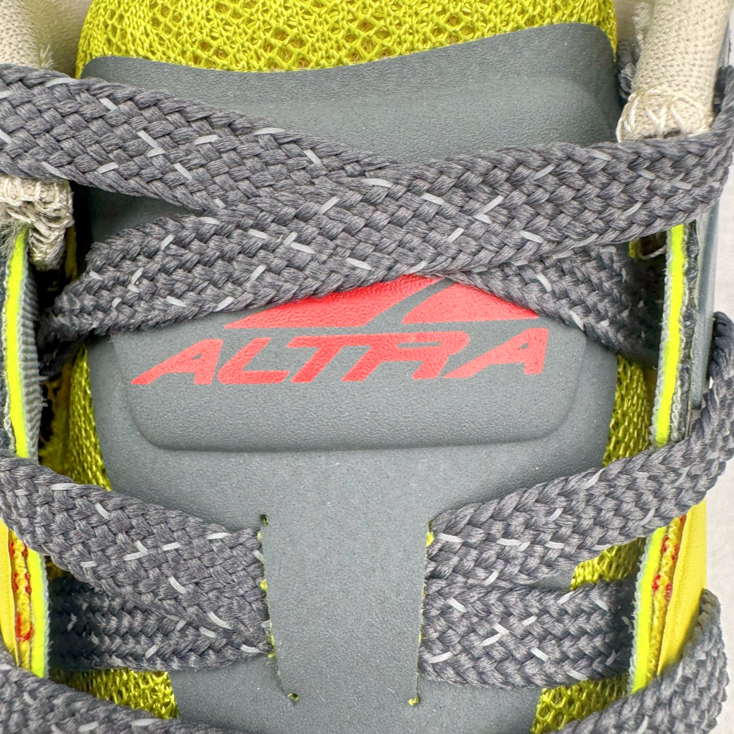 图片[15]-＃纯原 Altra OLYMPUS 6 奥创奥林匹斯六代舒适百搭防滑耐磨低帮户外跑步鞋 2009年，长跑精英运动员Golden Harper在美国犹他州创立了“Altra Footwear”，跑鞋特点是采用舒适的FootShape™M（很适鞋楦）设计和独特的BalancedCushioning™（平衡缓冲）技术，帮助遭受伤病困扰的跑者回归跑步，从而迅速积累起良好的口碑。2011年品牌迅速发展，屡获大奖。2015年开始不仅占据全美跑鞋前十，足迹更是遍布全球。2016年Altra正式进入中国市场，凭借独特的品牌风格以及出色的性能表现，三年来获得越来越多普通跑者的喜爱。销售业绩增长迅速，成为中国越野跑市场占有量前三的跑鞋品牌。实拍调校N版已经零色差零失真 百分百还原实物色彩所见即所得 不存在货不对板色差等低级问题 选购参考实物拍摄 不混卖不参货 只用心做好货严格选品 承诺混一赔十 尺码：39 40 40.5 41 42 42.5 43 44 44.5 45-选品中心