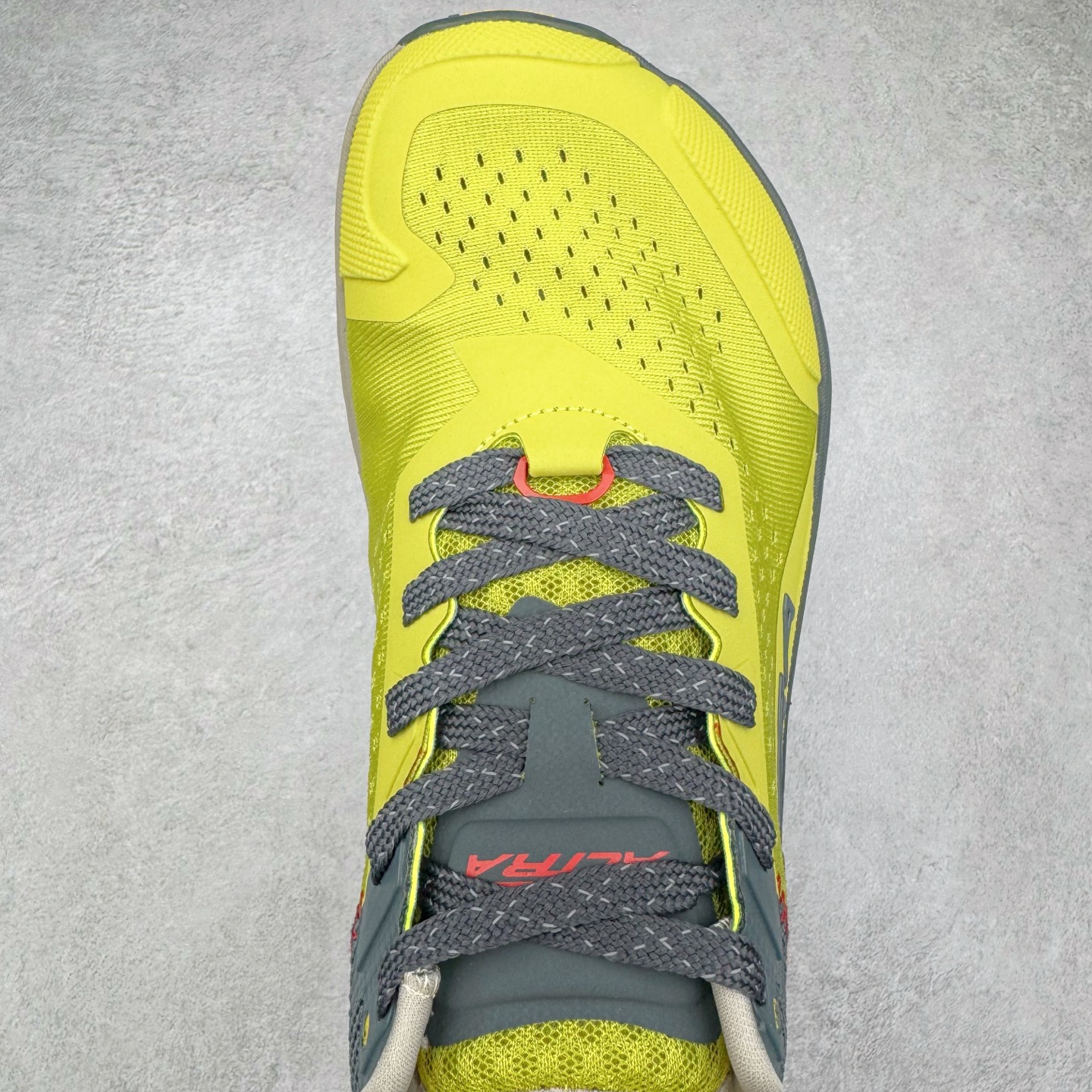 图片[4]-＃纯原 Altra OLYMPUS 6 奥创奥林匹斯六代舒适百搭防滑耐磨低帮户外跑步鞋 2009年，长跑精英运动员Golden Harper在美国犹他州创立了“Altra Footwear”，跑鞋特点是采用舒适的FootShape™M（很适鞋楦）设计和独特的BalancedCushioning™（平衡缓冲）技术，帮助遭受伤病困扰的跑者回归跑步，从而迅速积累起良好的口碑。2011年品牌迅速发展，屡获大奖。2015年开始不仅占据全美跑鞋前十，足迹更是遍布全球。2016年Altra正式进入中国市场，凭借独特的品牌风格以及出色的性能表现，三年来获得越来越多普通跑者的喜爱。销售业绩增长迅速，成为中国越野跑市场占有量前三的跑鞋品牌。实拍调校N版已经零色差零失真 百分百还原实物色彩所见即所得 不存在货不对板色差等低级问题 选购参考实物拍摄 不混卖不参货 只用心做好货严格选品 承诺混一赔十 尺码：39 40 40.5 41 42 42.5 43 44 44.5 45-选品中心