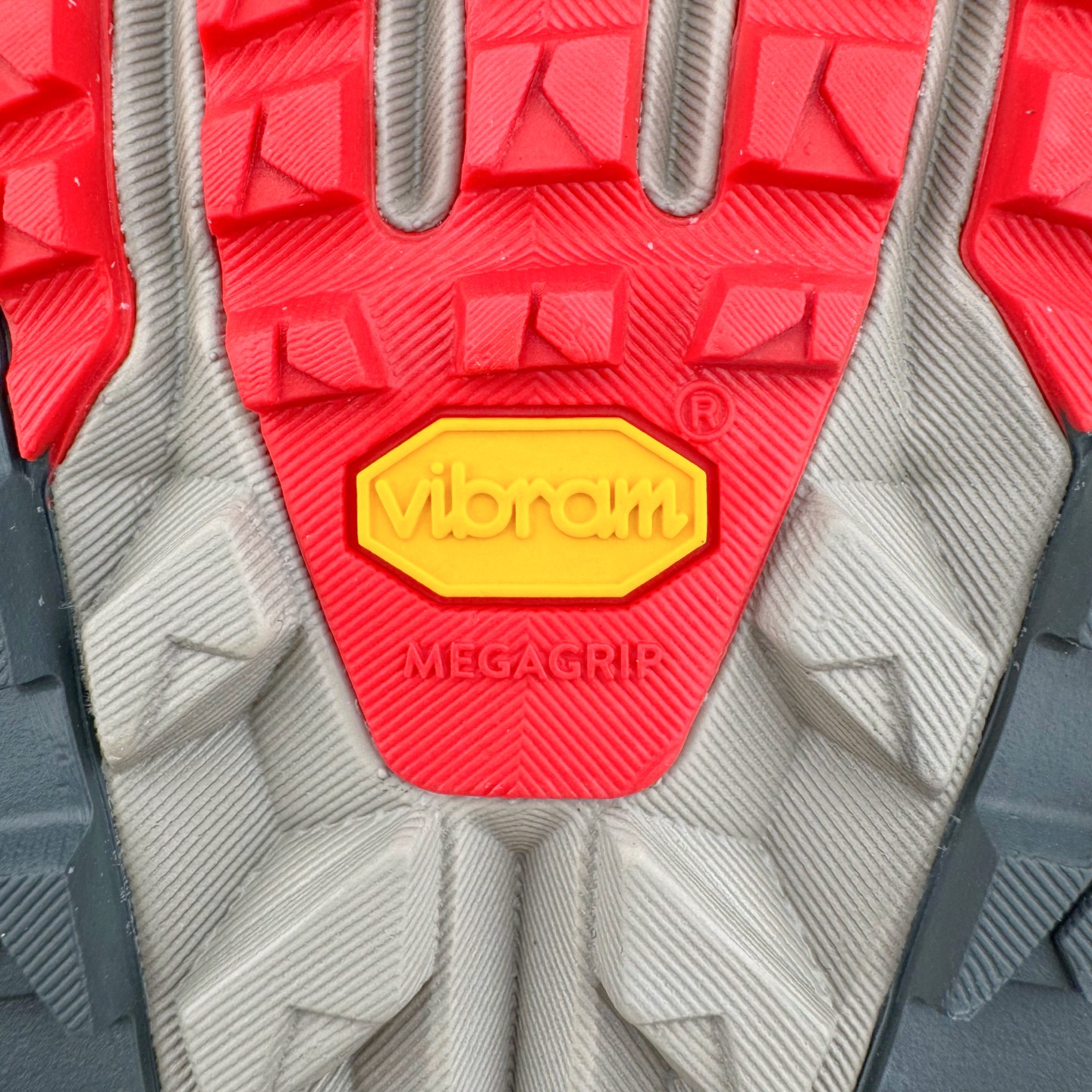 图片[21]-＃纯原 Altra OLYMPUS 6 奥创奥林匹斯六代舒适百搭防滑耐磨低帮户外跑步鞋 2009年，长跑精英运动员Golden Harper在美国犹他州创立了“Altra Footwear”，跑鞋特点是采用舒适的FootShape™M（很适鞋楦）设计和独特的BalancedCushioning™（平衡缓冲）技术，帮助遭受伤病困扰的跑者回归跑步，从而迅速积累起良好的口碑。2011年品牌迅速发展，屡获大奖。2015年开始不仅占据全美跑鞋前十，足迹更是遍布全球。2016年Altra正式进入中国市场，凭借独特的品牌风格以及出色的性能表现，三年来获得越来越多普通跑者的喜爱。销售业绩增长迅速，成为中国越野跑市场占有量前三的跑鞋品牌。实拍调校N版已经零色差零失真 百分百还原实物色彩所见即所得 不存在货不对板色差等低级问题 选购参考实物拍摄 不混卖不参货 只用心做好货严格选品 承诺混一赔十 尺码：39 40 40.5 41 42 42.5 43 44 44.5 45-选品中心