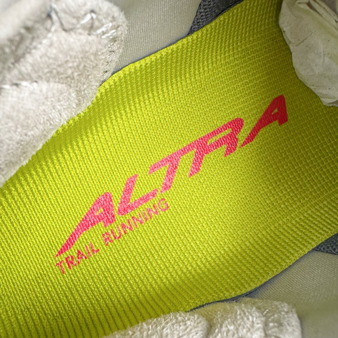 图片[11]-＃纯原 Altra OLYMPUS 6 奥创奥林匹斯六代舒适百搭防滑耐磨低帮户外跑步鞋 2009年，长跑精英运动员Golden Harper在美国犹他州创立了“Altra Footwear”，跑鞋特点是采用舒适的FootShape™M（很适鞋楦）设计和独特的BalancedCushioning™（平衡缓冲）技术，帮助遭受伤病困扰的跑者回归跑步，从而迅速积累起良好的口碑。2011年品牌迅速发展，屡获大奖。2015年开始不仅占据全美跑鞋前十，足迹更是遍布全球。2016年Altra正式进入中国市场，凭借独特的品牌风格以及出色的性能表现，三年来获得越来越多普通跑者的喜爱。销售业绩增长迅速，成为中国越野跑市场占有量前三的跑鞋品牌。实拍调校N版已经零色差零失真 百分百还原实物色彩所见即所得 不存在货不对板色差等低级问题 选购参考实物拍摄 不混卖不参货 只用心做好货严格选品 承诺混一赔十 尺码：39 40 40.5 41 42 42.5 43 44 44.5 45-选品中心