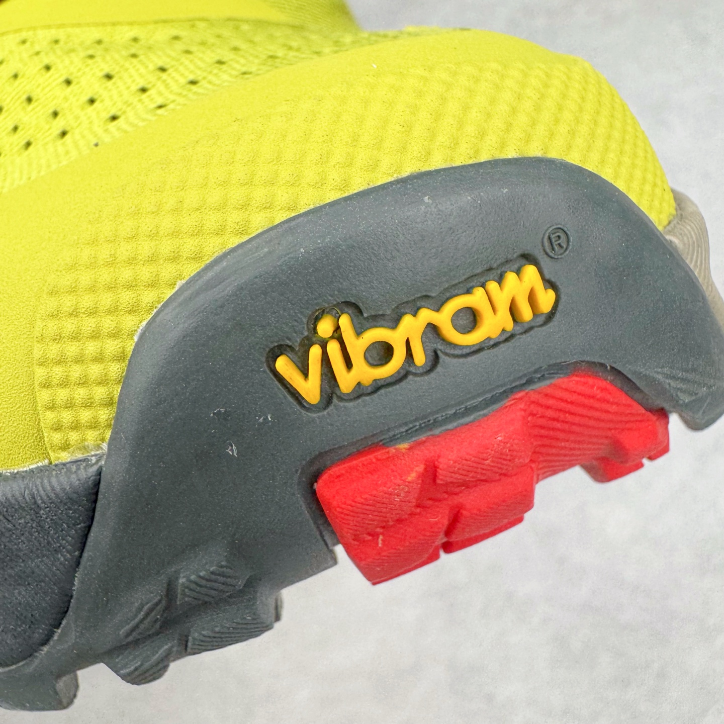 图片[16]-＃纯原 Altra OLYMPUS 6 奥创奥林匹斯六代舒适百搭防滑耐磨低帮户外跑步鞋 2009年，长跑精英运动员Golden Harper在美国犹他州创立了“Altra Footwear”，跑鞋特点是采用舒适的FootShape™M（很适鞋楦）设计和独特的BalancedCushioning™（平衡缓冲）技术，帮助遭受伤病困扰的跑者回归跑步，从而迅速积累起良好的口碑。2011年品牌迅速发展，屡获大奖。2015年开始不仅占据全美跑鞋前十，足迹更是遍布全球。2016年Altra正式进入中国市场，凭借独特的品牌风格以及出色的性能表现，三年来获得越来越多普通跑者的喜爱。销售业绩增长迅速，成为中国越野跑市场占有量前三的跑鞋品牌。实拍调校N版已经零色差零失真 百分百还原实物色彩所见即所得 不存在货不对板色差等低级问题 选购参考实物拍摄 不混卖不参货 只用心做好货严格选品 承诺混一赔十 尺码：39 40 40.5 41 42 42.5 43 44 44.5 45-选品中心