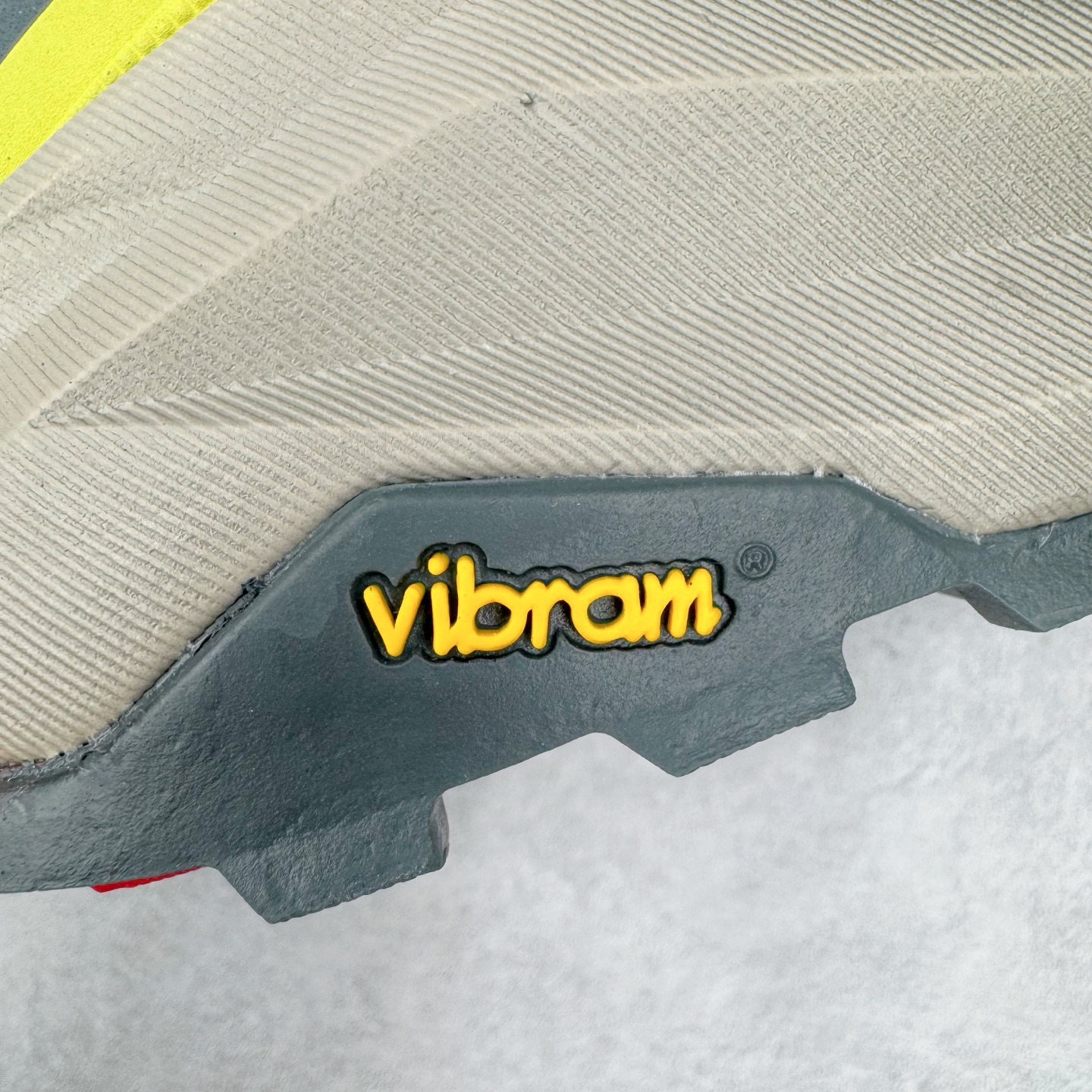 图片[18]-＃纯原 Altra OLYMPUS 6 奥创奥林匹斯六代舒适百搭防滑耐磨低帮户外跑步鞋 2009年，长跑精英运动员Golden Harper在美国犹他州创立了“Altra Footwear”，跑鞋特点是采用舒适的FootShape™M（很适鞋楦）设计和独特的BalancedCushioning™（平衡缓冲）技术，帮助遭受伤病困扰的跑者回归跑步，从而迅速积累起良好的口碑。2011年品牌迅速发展，屡获大奖。2015年开始不仅占据全美跑鞋前十，足迹更是遍布全球。2016年Altra正式进入中国市场，凭借独特的品牌风格以及出色的性能表现，三年来获得越来越多普通跑者的喜爱。销售业绩增长迅速，成为中国越野跑市场占有量前三的跑鞋品牌。实拍调校N版已经零色差零失真 百分百还原实物色彩所见即所得 不存在货不对板色差等低级问题 选购参考实物拍摄 不混卖不参货 只用心做好货严格选品 承诺混一赔十 尺码：39 40 40.5 41 42 42.5 43 44 44.5 45-选品中心