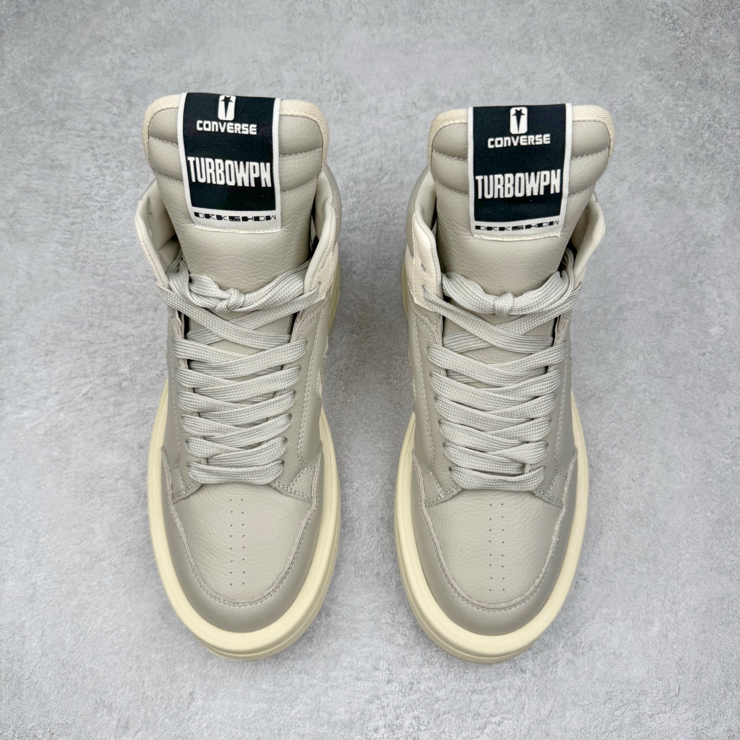 图片[2]-＃DG纯原 Rick Owens FogachineGeobasket 瑞克·欧文斯高帮皮面时尚运动板鞋 二级市场已经7K以上 平台客户随意卖四位数 RO广东原厂出品 纯原天花板 原版一比一复刻 冲正绝不翻车 还原度达到百分之98以上 原楦开发纸版版型 ZP拆解原版1：1复模裁片纸版 力求做到0错位 这样才能达到和zp一致的鞋型味道 采用进口cnc数控机床开发对版独家tpu奶香大底 区别于市场所有版本 zp同源全头层粒面小牛皮 达到和zp一致手感 原厂进口细纹布 万邦订购原厂高弹粉红色海绵 内里搭配软质细腻羊皮 TPU高密度大底 软硬度透光度高已经测试和原版一致 尺码：36 37 38 39 40 41 42 43 44 45 46-选品中心