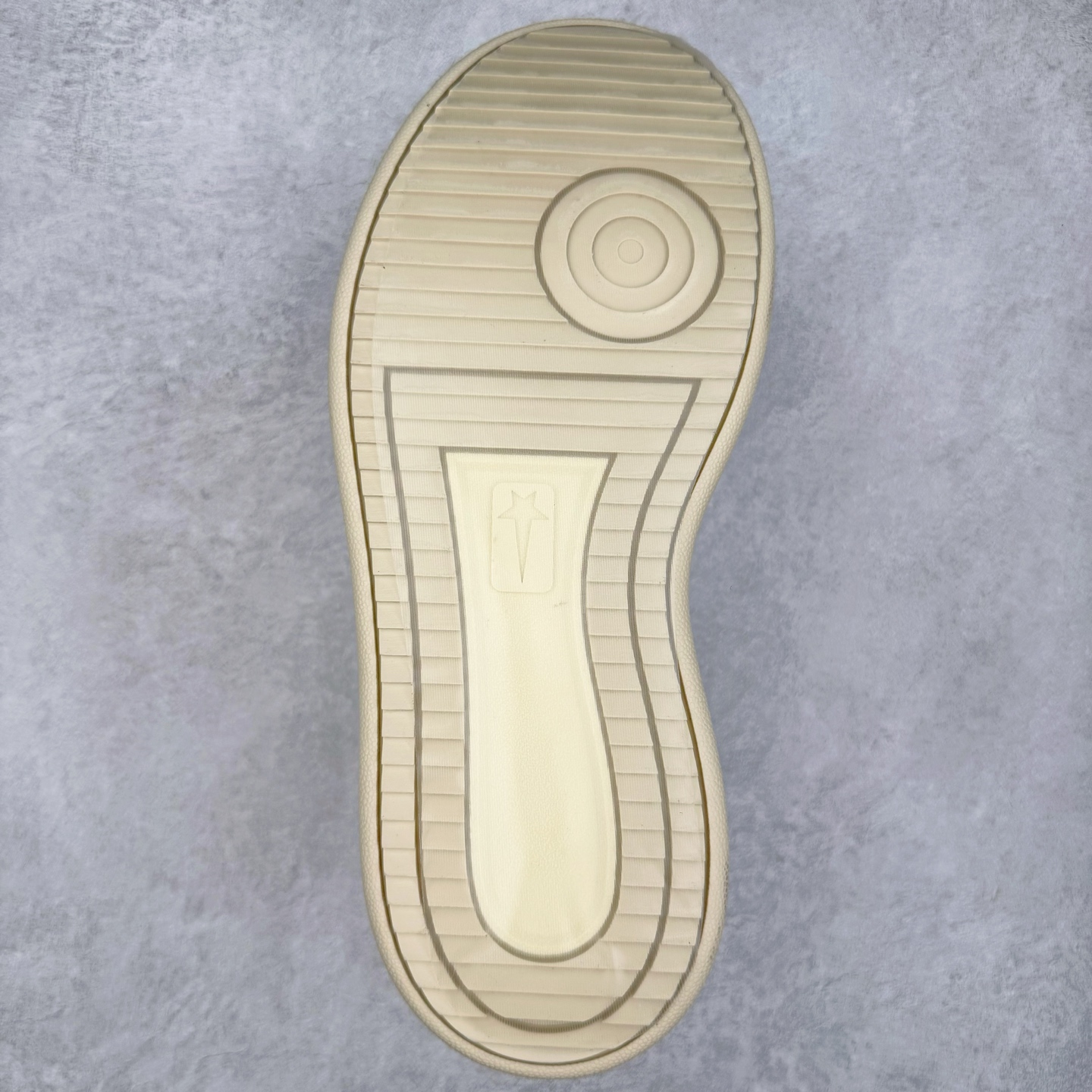 图片[9]-＃DG纯原 Rick Owens FogachineGeobasket 瑞克·欧文斯高帮皮面时尚运动板鞋 二级市场已经7K以上 平台客户随意卖四位数 RO广东原厂出品 纯原天花板 原版一比一复刻 冲正绝不翻车 还原度达到百分之98以上 原楦开发纸版版型 ZP拆解原版1：1复模裁片纸版 力求做到0错位 这样才能达到和zp一致的鞋型味道 采用进口cnc数控机床开发对版独家tpu奶香大底 区别于市场所有版本 zp同源全头层粒面小牛皮 达到和zp一致手感 原厂进口细纹布 万邦订购原厂高弹粉红色海绵 内里搭配软质细腻羊皮 TPU高密度大底 软硬度透光度高已经测试和原版一致 尺码：36 37 38 39 40 41 42 43 44 45 46-选品中心