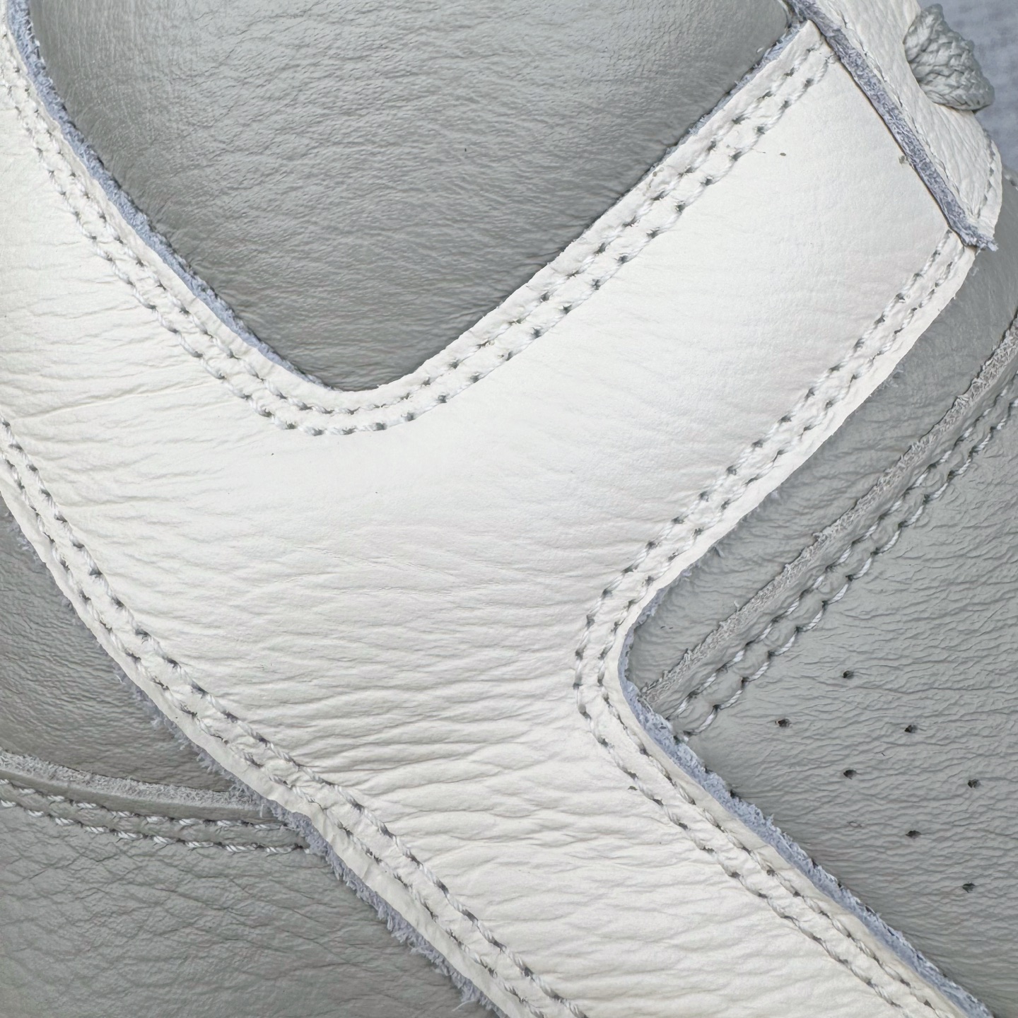 图片[16]-＃DG纯原 Rick Owens FogachineGeobasket 瑞克·欧文斯高帮皮面时尚运动板鞋 二级市场已经7K以上 平台客户随意卖四位数 RO广东原厂出品 纯原天花板 原版一比一复刻 冲正绝不翻车 还原度达到百分之98以上 原楦开发纸版版型 ZP拆解原版1：1复模裁片纸版 力求做到0错位 这样才能达到和zp一致的鞋型味道 采用进口cnc数控机床开发对版独家tpu奶香大底 区别于市场所有版本 zp同源全头层粒面小牛皮 达到和zp一致手感 原厂进口细纹布 万邦订购原厂高弹粉红色海绵 内里搭配软质细腻羊皮 TPU高密度大底 软硬度透光度高已经测试和原版一致 尺码：36 37 38 39 40 41 42 43 44 45 46-选品中心