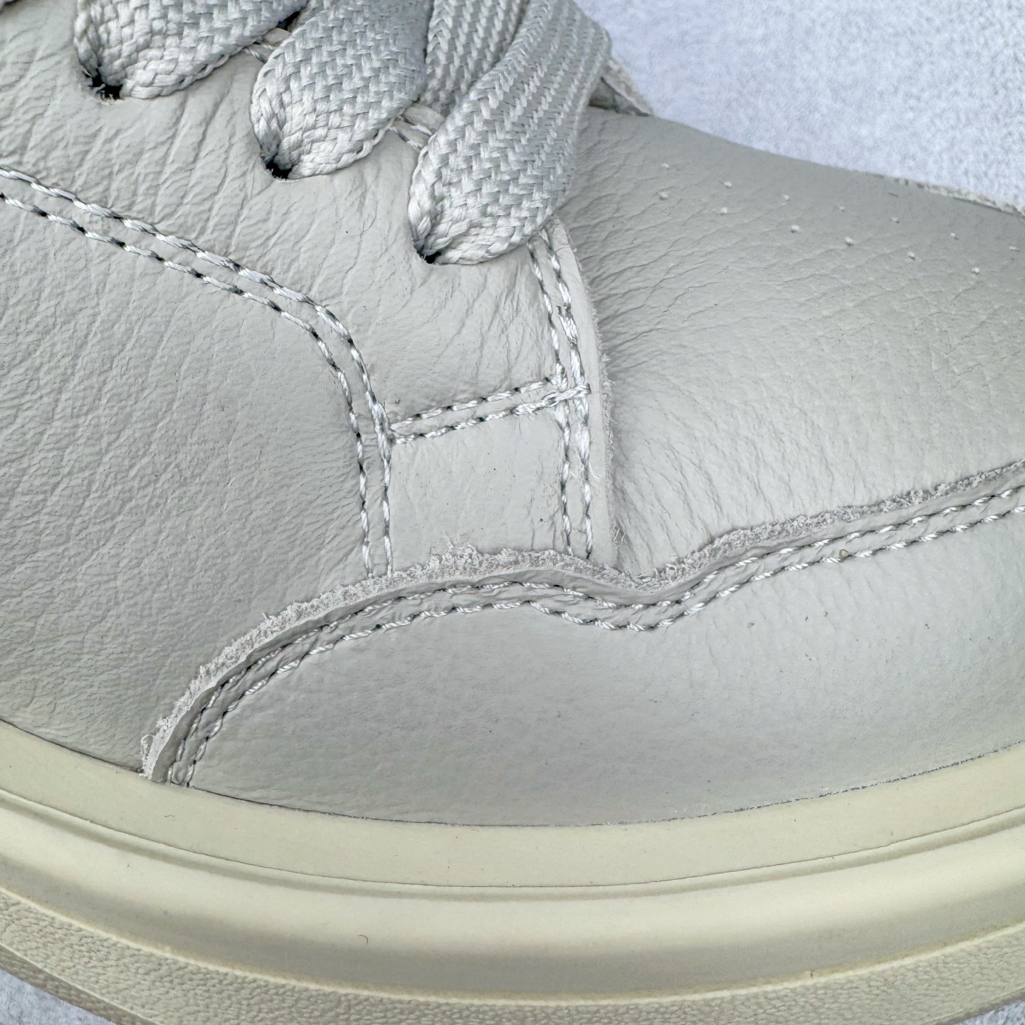 图片[15]-＃DG纯原 Rick Owens FogachineGeobasket 瑞克·欧文斯高帮皮面时尚运动板鞋 二级市场已经7K以上 平台客户随意卖四位数 RO广东原厂出品 纯原天花板 原版一比一复刻 冲正绝不翻车 还原度达到百分之98以上 原楦开发纸版版型 ZP拆解原版1：1复模裁片纸版 力求做到0错位 这样才能达到和zp一致的鞋型味道 采用进口cnc数控机床开发对版独家tpu奶香大底 区别于市场所有版本 zp同源全头层粒面小牛皮 达到和zp一致手感 原厂进口细纹布 万邦订购原厂高弹粉红色海绵 内里搭配软质细腻羊皮 TPU高密度大底 软硬度透光度高已经测试和原版一致 尺码：36 37 38 39 40 41 42 43 44 45 46-选品中心