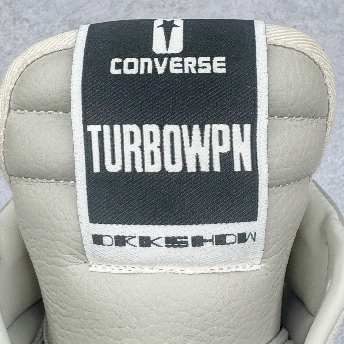 图片[13]-＃DG纯原 Rick Owens FogachineGeobasket 瑞克·欧文斯高帮皮面时尚运动板鞋 二级市场已经7K以上 平台客户随意卖四位数 RO广东原厂出品 纯原天花板 原版一比一复刻 冲正绝不翻车 还原度达到百分之98以上 原楦开发纸版版型 ZP拆解原版1：1复模裁片纸版 力求做到0错位 这样才能达到和zp一致的鞋型味道 采用进口cnc数控机床开发对版独家tpu奶香大底 区别于市场所有版本 zp同源全头层粒面小牛皮 达到和zp一致手感 原厂进口细纹布 万邦订购原厂高弹粉红色海绵 内里搭配软质细腻羊皮 TPU高密度大底 软硬度透光度高已经测试和原版一致 尺码：36 37 38 39 40 41 42 43 44 45 46-选品中心