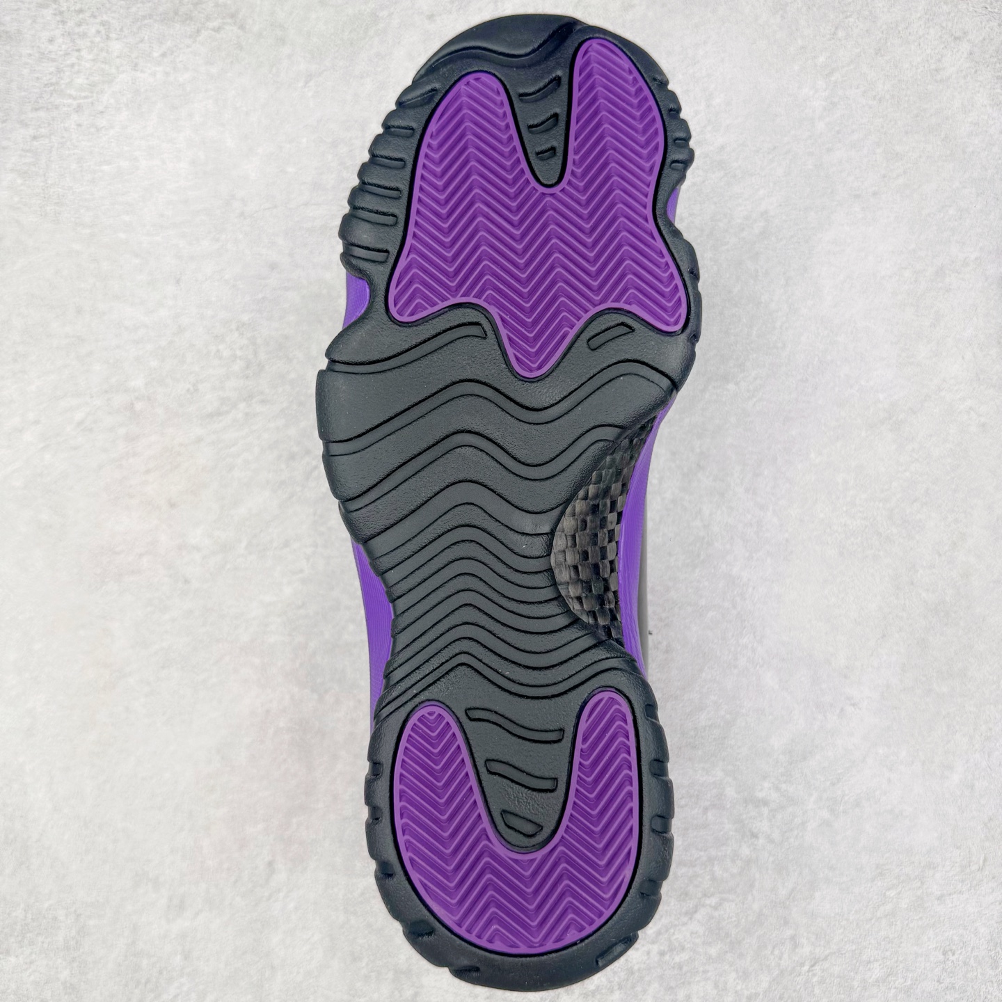 图片[9]-＃NC版 Air Jordan AJ11 Retro 黑紫 CT8012-500 原楦原档案数据开模打造 原厂中底拉帮钢印 原厂漆皮 防冻不开裂 头层皮料 原装鞋撑 水晶大底正确色度色泽 原楦原数据刺绣 原厂车缝走线及对位 毫厘不差 飞人logo采用原数据电脑刺绣 原装正品碳纤维真实碳板 增强抗扭 原内标 原盒标 正确官方原盒 原厂防氧化水晶外底 原厂配套厂全掌solo气垫 尺码：40 40.5 41 42 42.5 43 44 44.5 45 46 47.5-选品中心