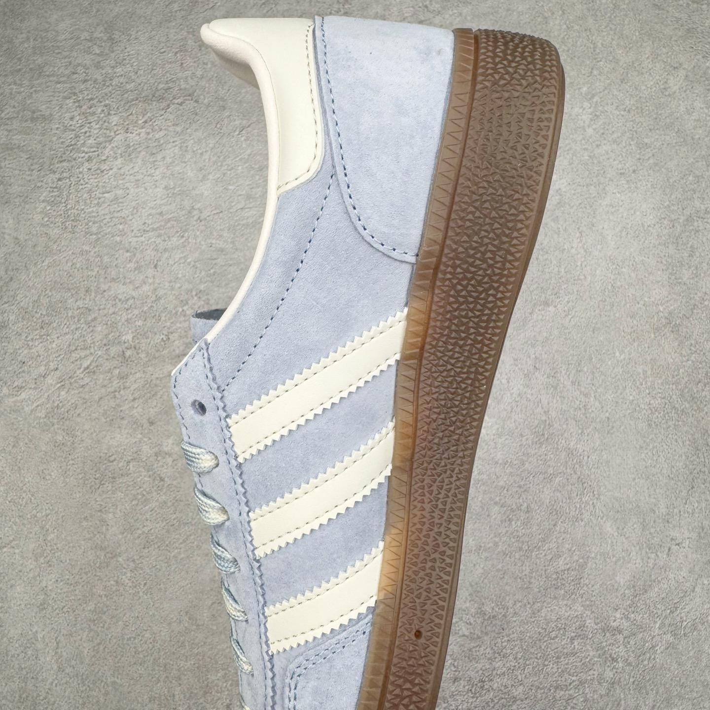 图片[7]-＃C版纯原 AD Originals Handball SPZL 手球运动员系列百搭休闲运动板鞋 KI5933 这款来自阿迪达斯的这款HANDBALL SPZL前身是一双手球运动鞋，这一次拿来复刻，所以鞋面的主要色彩选用了黑色， 鞋面外侧除了Spezial字母之外还有三叶草标志。Handball SPZL作为复古手球训练鞋与作为室内足球鞋的Samba有着异曲同工之处，但是质感更为出众的鞋身以及丰富的配色选择比起Samba来讲可以说是更胜一筹了！尺码：36 36⅔ 37⅓ 38 38⅔ 39⅓ 40 40⅔ 41⅓ 42 42⅔ 43⅓ 44 45-选品中心