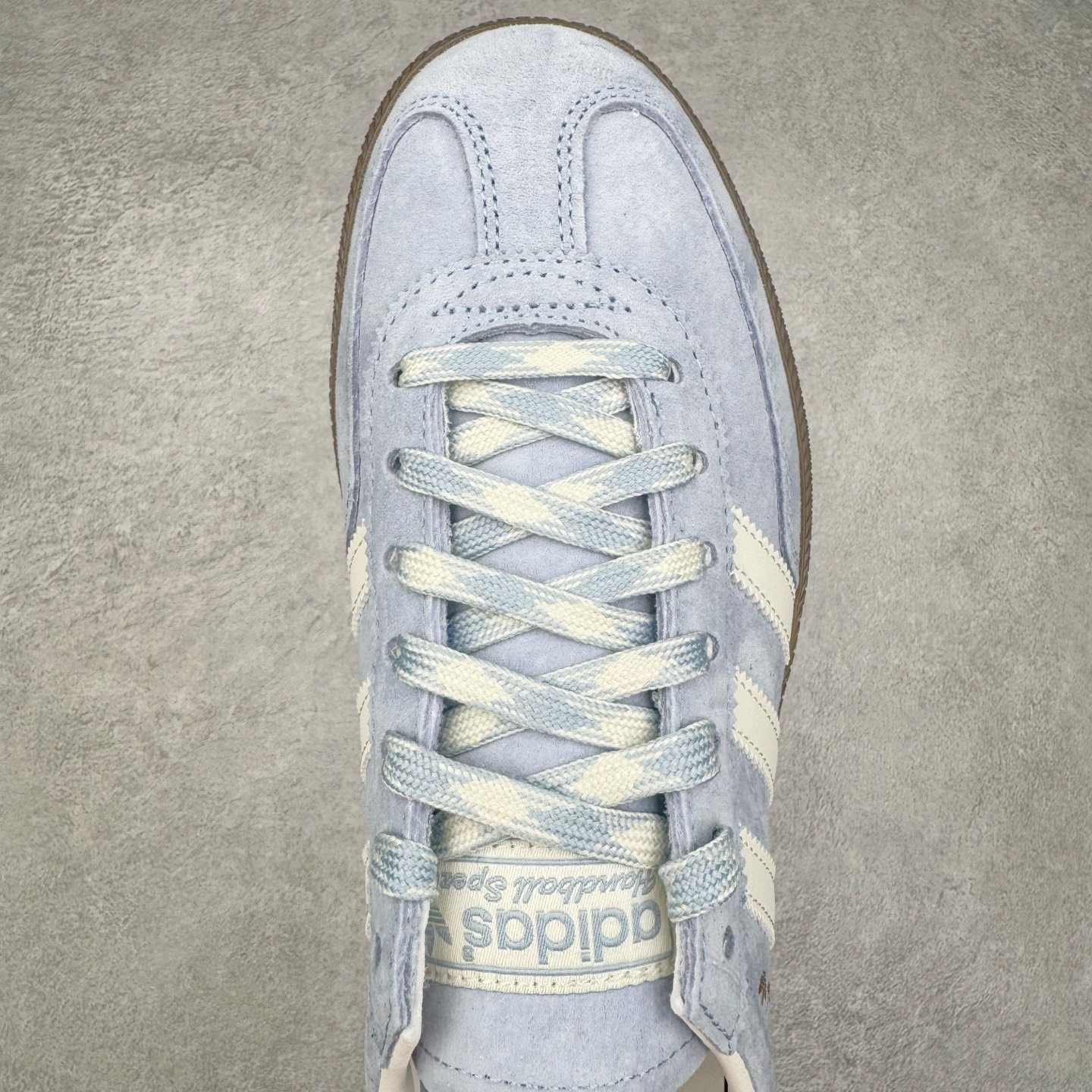 图片[4]-＃C版纯原 AD Originals Handball SPZL 手球运动员系列百搭休闲运动板鞋 KI5933 这款来自阿迪达斯的这款HANDBALL SPZL前身是一双手球运动鞋，这一次拿来复刻，所以鞋面的主要色彩选用了黑色， 鞋面外侧除了Spezial字母之外还有三叶草标志。Handball SPZL作为复古手球训练鞋与作为室内足球鞋的Samba有着异曲同工之处，但是质感更为出众的鞋身以及丰富的配色选择比起Samba来讲可以说是更胜一筹了！尺码：36 36⅔ 37⅓ 38 38⅔ 39⅓ 40 40⅔ 41⅓ 42 42⅔ 43⅓ 44 45-选品中心