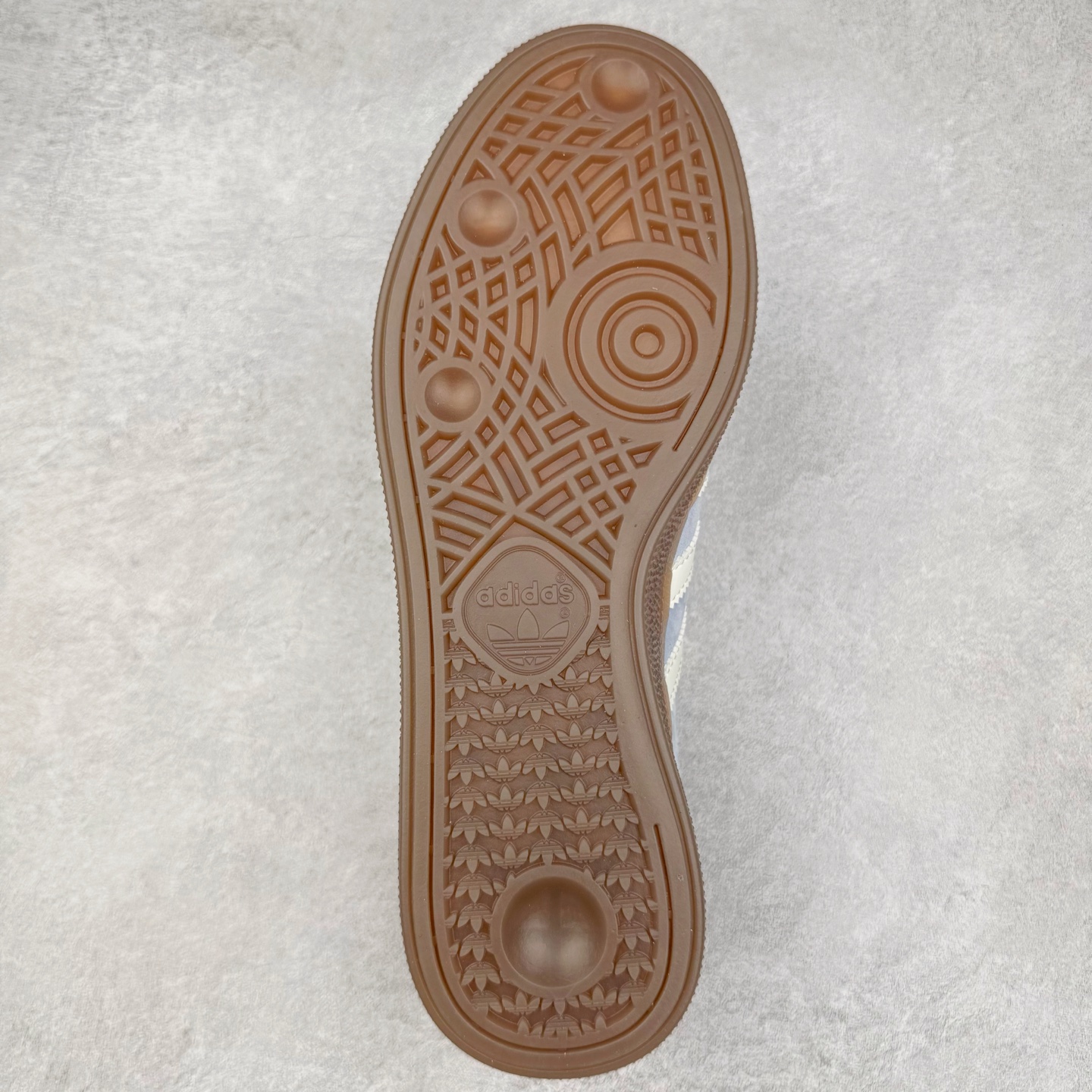 图片[9]-＃C版纯原 AD Originals Handball SPZL 手球运动员系列百搭休闲运动板鞋 KI5933 这款来自阿迪达斯的这款HANDBALL SPZL前身是一双手球运动鞋，这一次拿来复刻，所以鞋面的主要色彩选用了黑色， 鞋面外侧除了Spezial字母之外还有三叶草标志。Handball SPZL作为复古手球训练鞋与作为室内足球鞋的Samba有着异曲同工之处，但是质感更为出众的鞋身以及丰富的配色选择比起Samba来讲可以说是更胜一筹了！尺码：36 36⅔ 37⅓ 38 38⅔ 39⅓ 40 40⅔ 41⅓ 42 42⅔ 43⅓ 44 45-选品中心