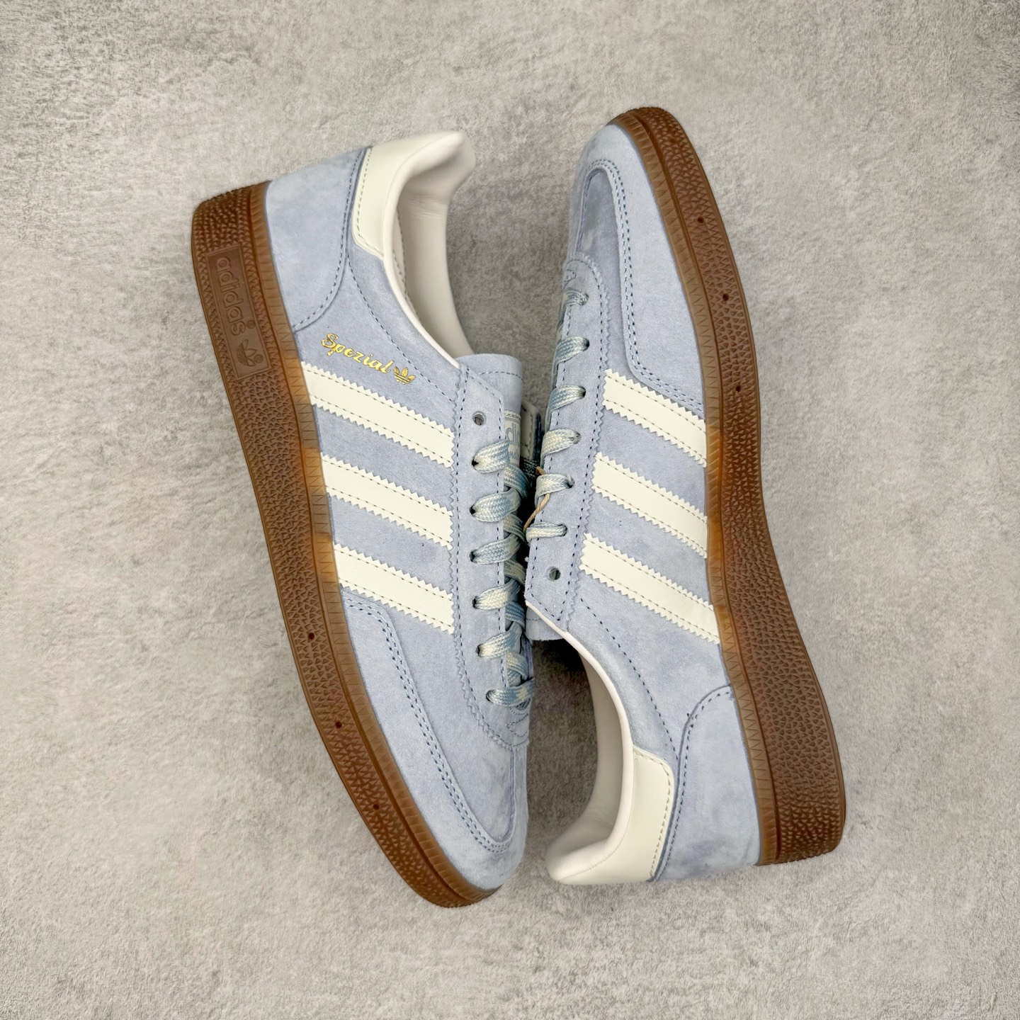 图片[3]-＃C版纯原 AD Originals Handball SPZL 手球运动员系列百搭休闲运动板鞋 KI5933 这款来自阿迪达斯的这款HANDBALL SPZL前身是一双手球运动鞋，这一次拿来复刻，所以鞋面的主要色彩选用了黑色， 鞋面外侧除了Spezial字母之外还有三叶草标志。Handball SPZL作为复古手球训练鞋与作为室内足球鞋的Samba有着异曲同工之处，但是质感更为出众的鞋身以及丰富的配色选择比起Samba来讲可以说是更胜一筹了！尺码：36 36⅔ 37⅓ 38 38⅔ 39⅓ 40 40⅔ 41⅓ 42 42⅔ 43⅓ 44 45-选品中心