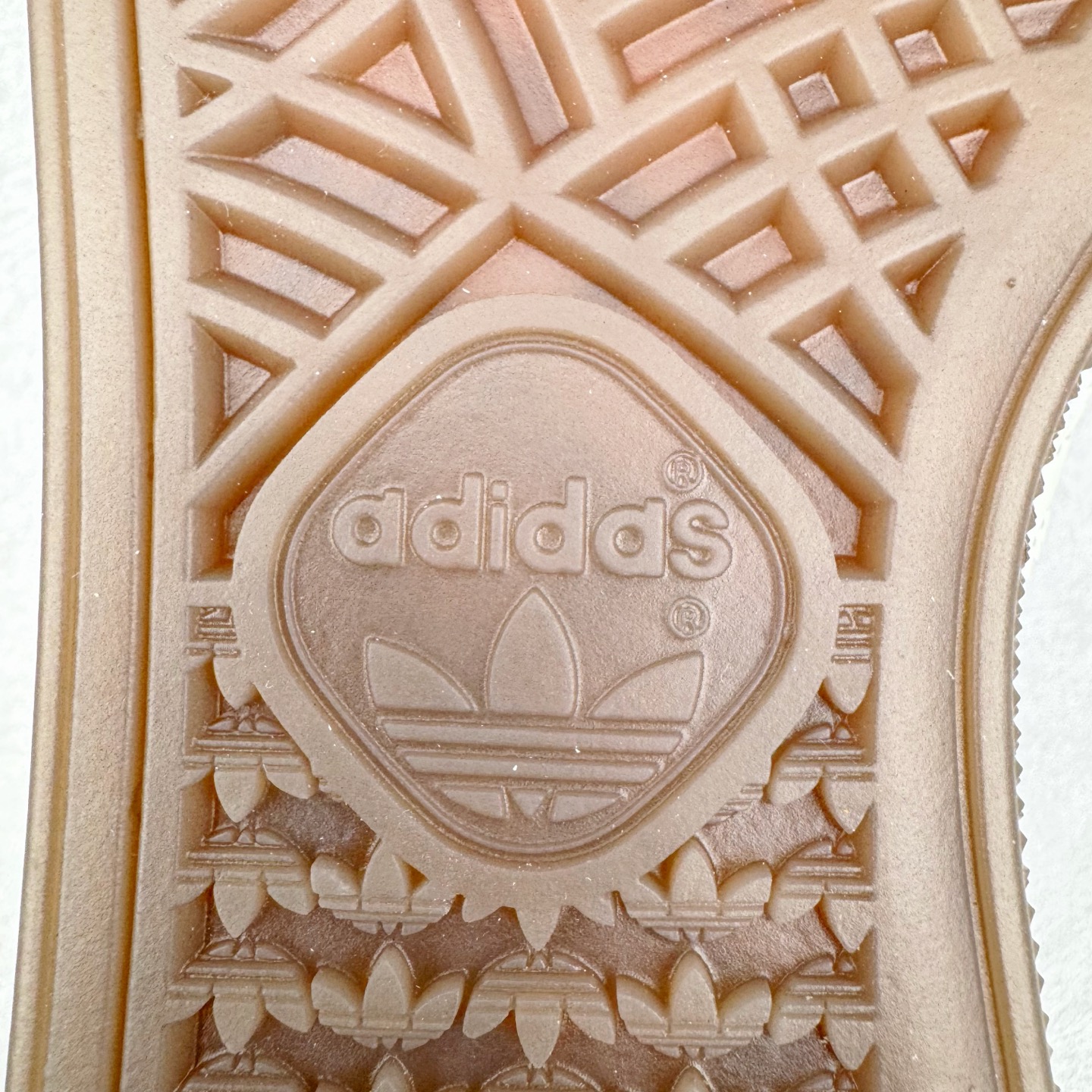 图片[20]-＃C版纯原 AD Originals Handball SPZL 手球运动员系列百搭休闲运动板鞋 KI5933 这款来自阿迪达斯的这款HANDBALL SPZL前身是一双手球运动鞋，这一次拿来复刻，所以鞋面的主要色彩选用了黑色， 鞋面外侧除了Spezial字母之外还有三叶草标志。Handball SPZL作为复古手球训练鞋与作为室内足球鞋的Samba有着异曲同工之处，但是质感更为出众的鞋身以及丰富的配色选择比起Samba来讲可以说是更胜一筹了！尺码：36 36⅔ 37⅓ 38 38⅔ 39⅓ 40 40⅔ 41⅓ 42 42⅔ 43⅓ 44 45-选品中心