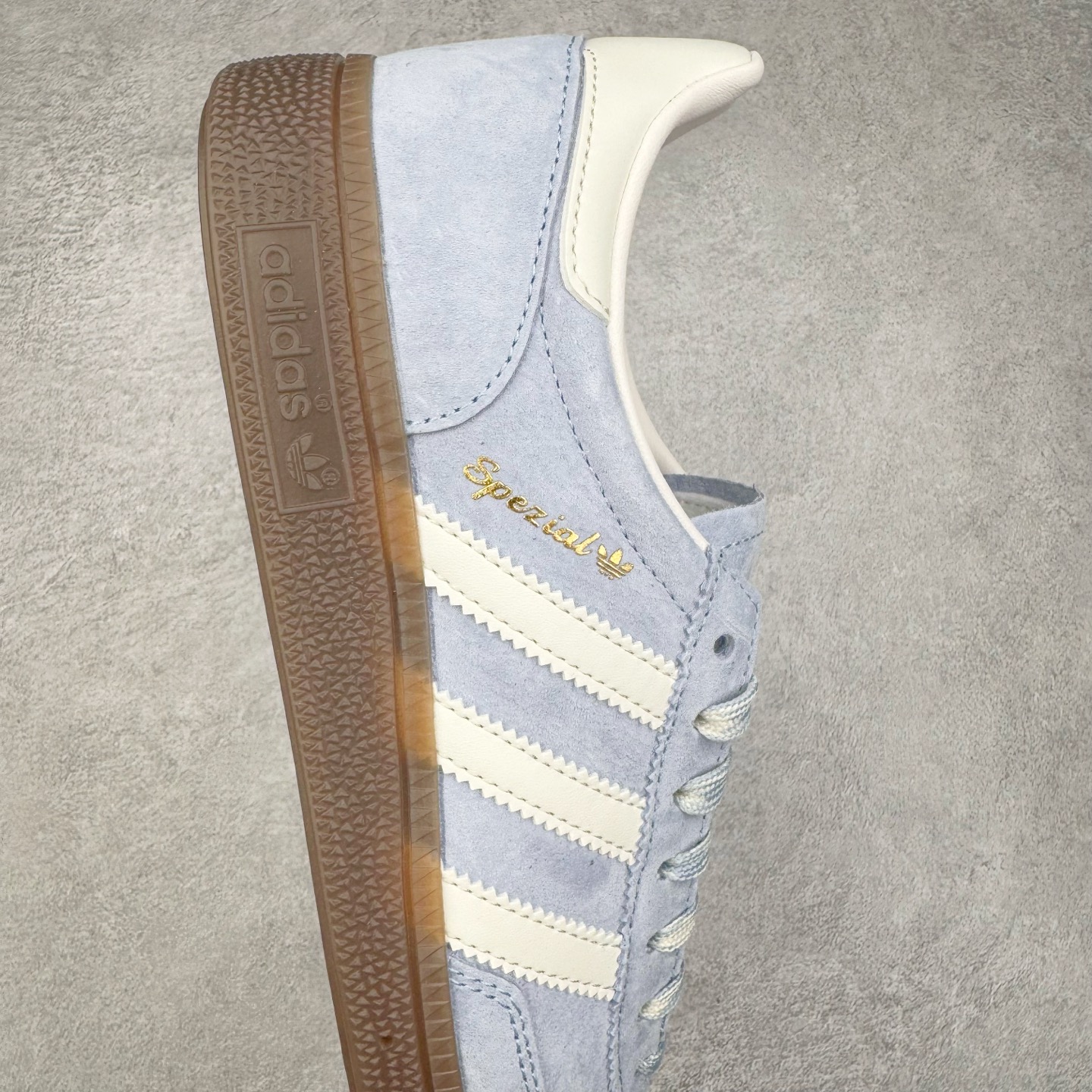 图片[6]-＃C版纯原 AD Originals Handball SPZL 手球运动员系列百搭休闲运动板鞋 KI5933 这款来自阿迪达斯的这款HANDBALL SPZL前身是一双手球运动鞋，这一次拿来复刻，所以鞋面的主要色彩选用了黑色， 鞋面外侧除了Spezial字母之外还有三叶草标志。Handball SPZL作为复古手球训练鞋与作为室内足球鞋的Samba有着异曲同工之处，但是质感更为出众的鞋身以及丰富的配色选择比起Samba来讲可以说是更胜一筹了！尺码：36 36⅔ 37⅓ 38 38⅔ 39⅓ 40 40⅔ 41⅓ 42 42⅔ 43⅓ 44 45-选品中心