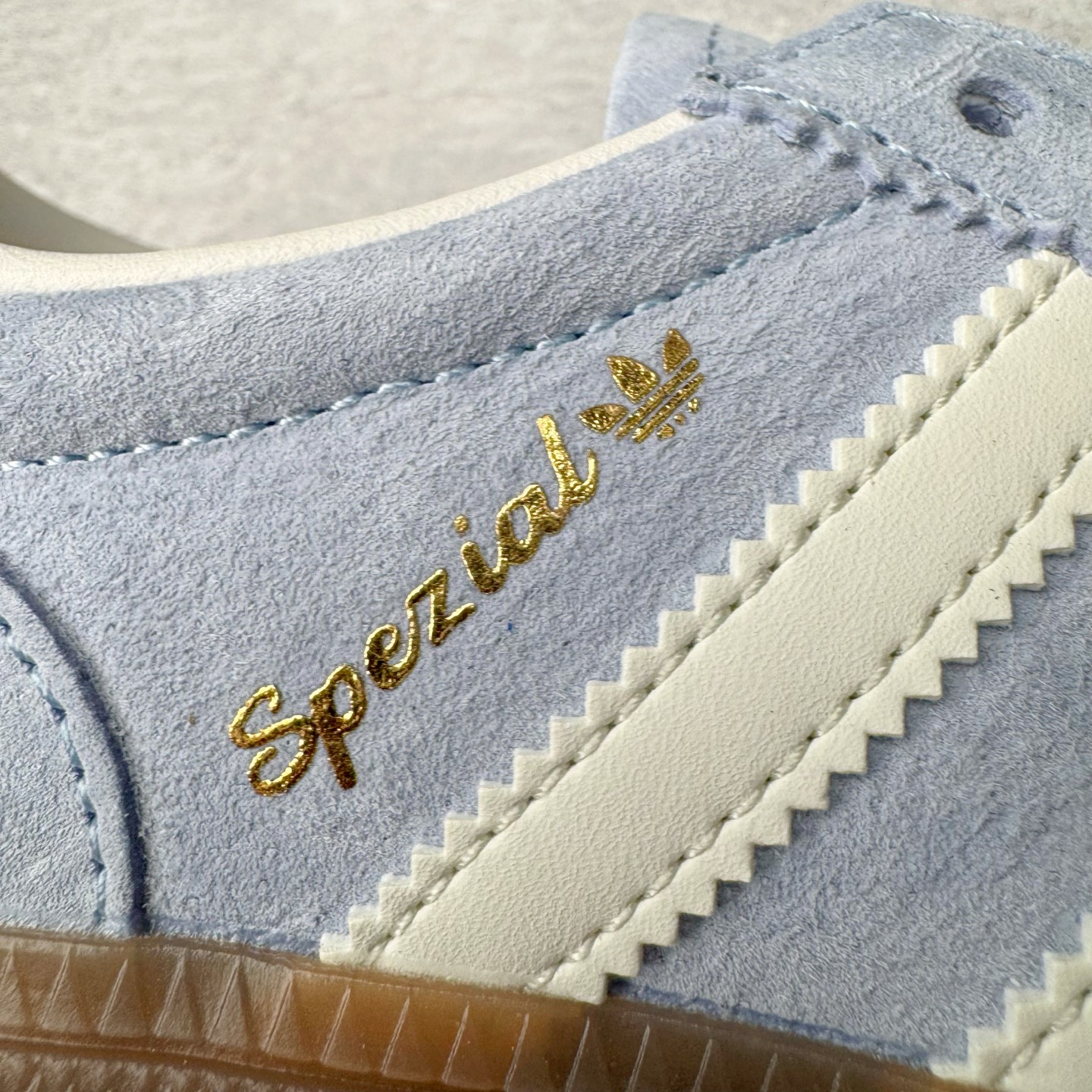 图片[17]-＃C版纯原 AD Originals Handball SPZL 手球运动员系列百搭休闲运动板鞋 KI5933 这款来自阿迪达斯的这款HANDBALL SPZL前身是一双手球运动鞋，这一次拿来复刻，所以鞋面的主要色彩选用了黑色， 鞋面外侧除了Spezial字母之外还有三叶草标志。Handball SPZL作为复古手球训练鞋与作为室内足球鞋的Samba有着异曲同工之处，但是质感更为出众的鞋身以及丰富的配色选择比起Samba来讲可以说是更胜一筹了！尺码：36 36⅔ 37⅓ 38 38⅔ 39⅓ 40 40⅔ 41⅓ 42 42⅔ 43⅓ 44 45-选品中心