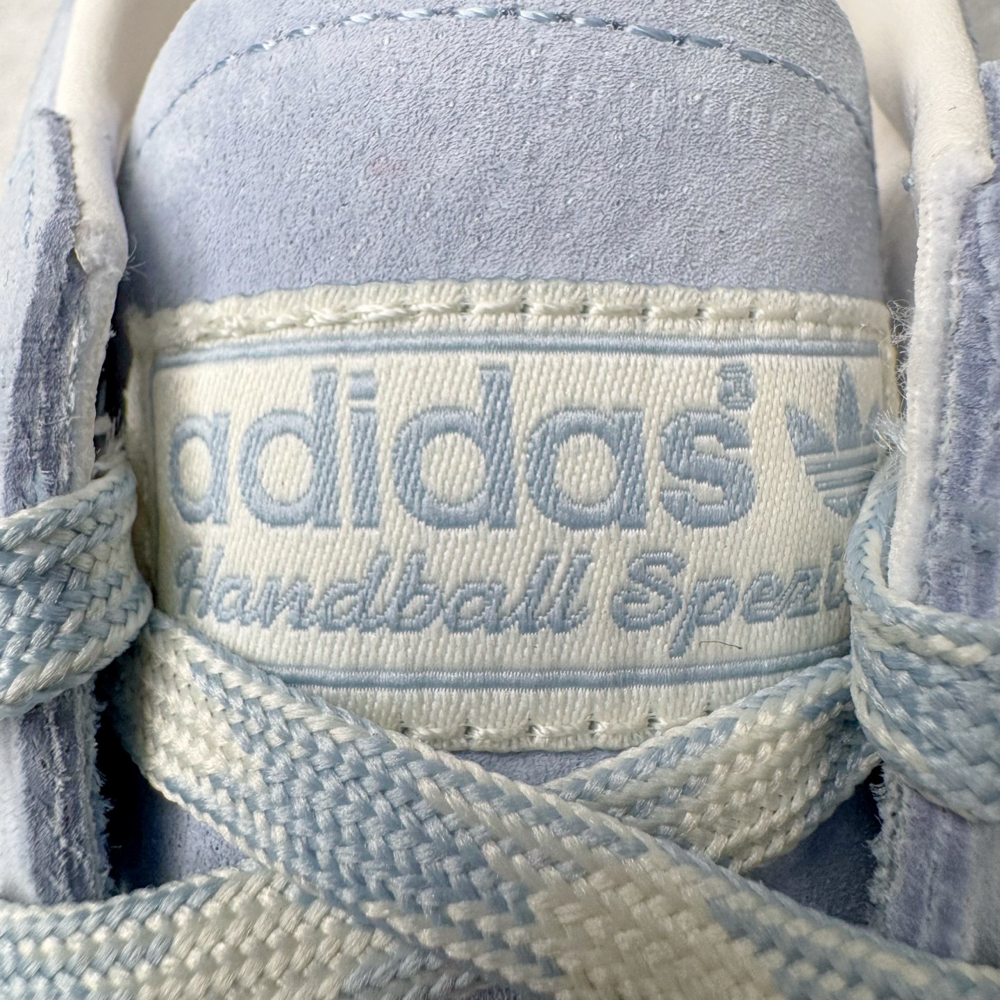 图片[14]-＃C版纯原 AD Originals Handball SPZL 手球运动员系列百搭休闲运动板鞋 KI5933 这款来自阿迪达斯的这款HANDBALL SPZL前身是一双手球运动鞋，这一次拿来复刻，所以鞋面的主要色彩选用了黑色， 鞋面外侧除了Spezial字母之外还有三叶草标志。Handball SPZL作为复古手球训练鞋与作为室内足球鞋的Samba有着异曲同工之处，但是质感更为出众的鞋身以及丰富的配色选择比起Samba来讲可以说是更胜一筹了！尺码：36 36⅔ 37⅓ 38 38⅔ 39⅓ 40 40⅔ 41⅓ 42 42⅔ 43⅓ 44 45-选品中心