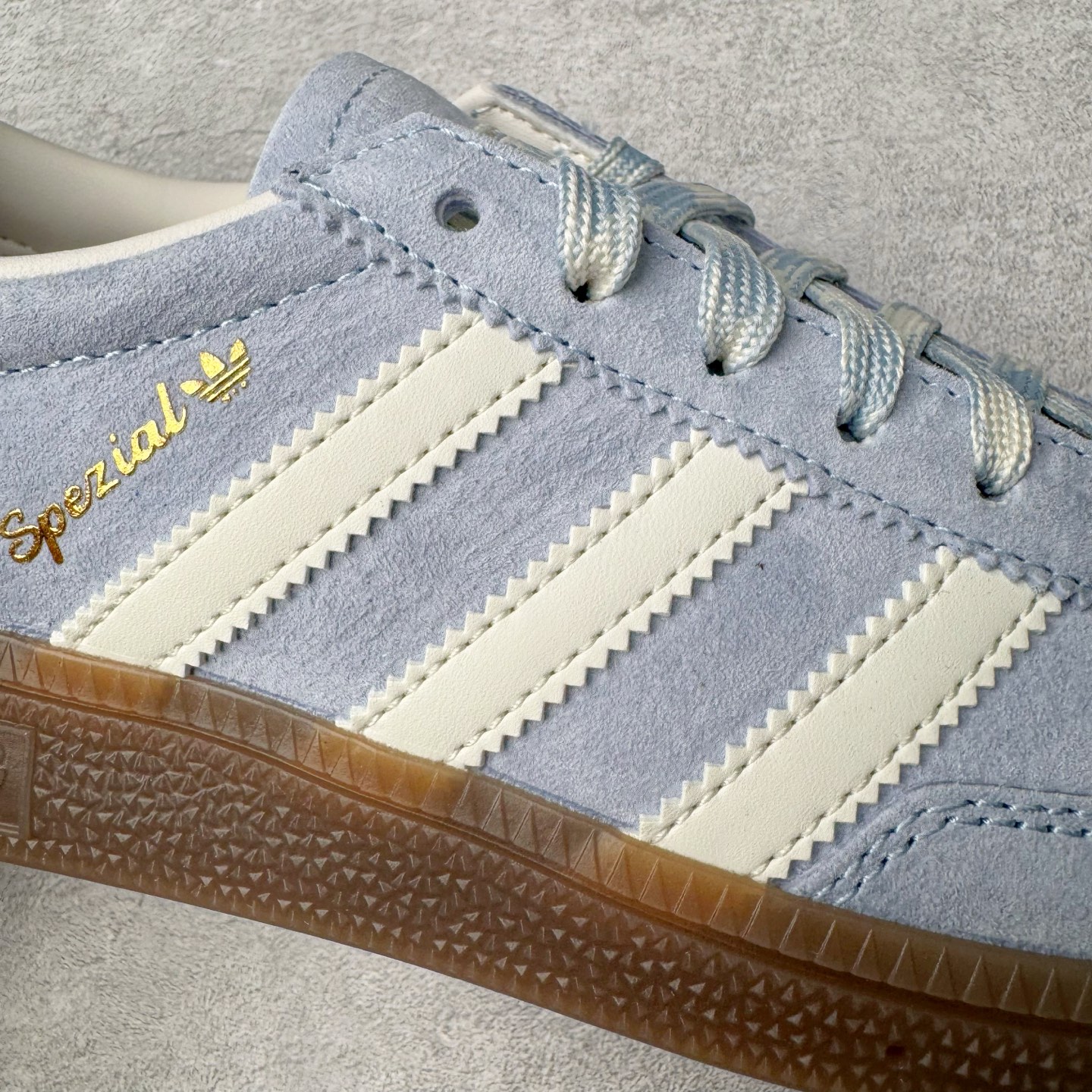 图片[16]-＃C版纯原 AD Originals Handball SPZL 手球运动员系列百搭休闲运动板鞋 KI5933 这款来自阿迪达斯的这款HANDBALL SPZL前身是一双手球运动鞋，这一次拿来复刻，所以鞋面的主要色彩选用了黑色， 鞋面外侧除了Spezial字母之外还有三叶草标志。Handball SPZL作为复古手球训练鞋与作为室内足球鞋的Samba有着异曲同工之处，但是质感更为出众的鞋身以及丰富的配色选择比起Samba来讲可以说是更胜一筹了！尺码：36 36⅔ 37⅓ 38 38⅔ 39⅓ 40 40⅔ 41⅓ 42 42⅔ 43⅓ 44 45-选品中心