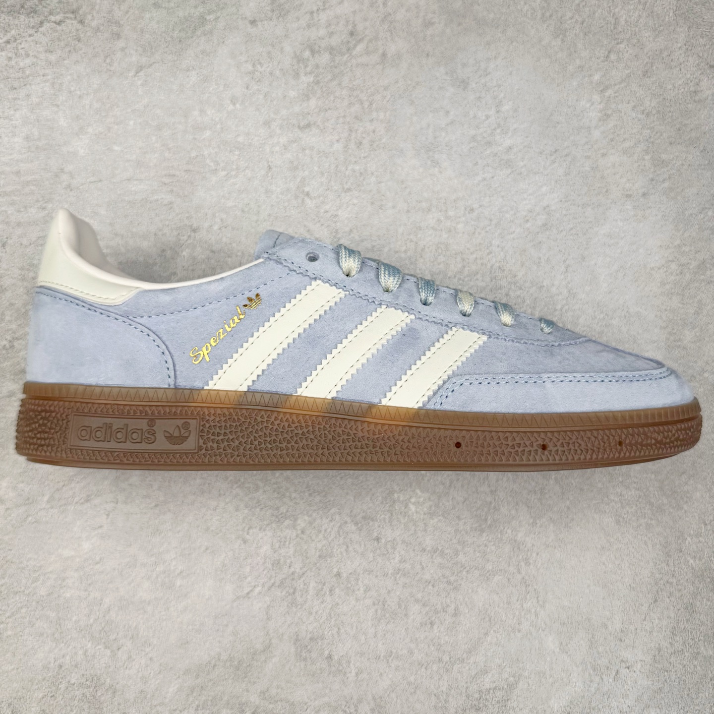 ＃C版纯原 AD Originals Handball SPZL 手球运动员系列百搭休闲运动板鞋 KI5933 这款来自阿迪达斯的这款HANDBALL SPZL前身是一双手球运动鞋，这一次拿来复刻，所以鞋面的主要色彩选用了黑色， 鞋面外侧除了Spezial字母之外还有三叶草标志。Handball SPZL作为复古手球训练鞋与作为室内足球鞋的Samba有着异曲同工之处，但是质感更为出众的鞋身以及丰富的配色选择比起Samba来讲可以说是更胜一筹了！尺码：36 36⅔ 37⅓ 38 38⅔ 39⅓ 40 40⅔ 41⅓ 42 42⅔ 43⅓ 44 45-选品中心