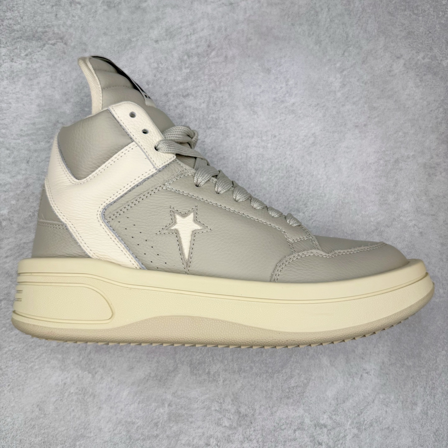 ＃DG纯原 Rick Owens FogachineGeobasket 瑞克·欧文斯高帮皮面时尚运动板鞋 二级市场已经7K以上 平台客户随意卖四位数 RO广东原厂出品 纯原天花板 原版一比一复刻 冲正绝不翻车 还原度达到百分之98以上 原楦开发纸版版型 ZP拆解原版1：1复模裁片纸版 力求做到0错位 这样才能达到和zp一致的鞋型味道 采用进口cnc数控机床开发对版独家tpu奶香大底 区别于市场所有版本 zp同源全头层粒面小牛皮 达到和zp一致手感 原厂进口细纹布 万邦订购原厂高弹粉红色海绵 内里搭配软质细腻羊皮 TPU高密度大底 软硬度透光度高已经测试和原版一致 尺码：36 37 38 39 40 41 42 43 44 45 46-选品中心