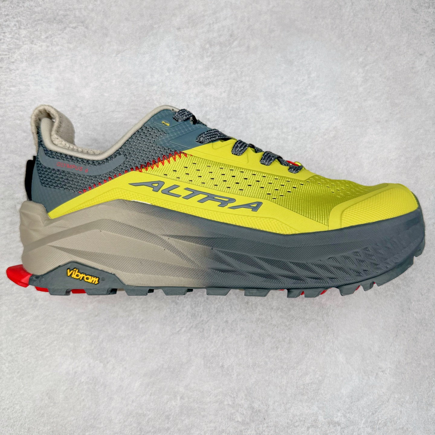 ＃纯原 Altra OLYMPUS 6 奥创奥林匹斯六代舒适百搭防滑耐磨低帮户外跑步鞋 2009年，长跑精英运动员Golden Harper在美国犹他州创立了“Altra Footwear”，跑鞋特点是采用舒适的FootShape™M（很适鞋楦）设计和独特的BalancedCushioning™（平衡缓冲）技术，帮助遭受伤病困扰的跑者回归跑步，从而迅速积累起良好的口碑。2011年品牌迅速发展，屡获大奖。2015年开始不仅占据全美跑鞋前十，足迹更是遍布全球。2016年Altra正式进入中国市场，凭借独特的品牌风格以及出色的性能表现，三年来获得越来越多普通跑者的喜爱。销售业绩增长迅速，成为中国越野跑市场占有量前三的跑鞋品牌。实拍调校N版已经零色差零失真 百分百还原实物色彩所见即所得 不存在货不对板色差等低级问题 选购参考实物拍摄 不混卖不参货 只用心做好货严格选品 承诺混一赔十 尺码：39 40 40.5 41 42 42.5 43 44 44.5 45-选品中心