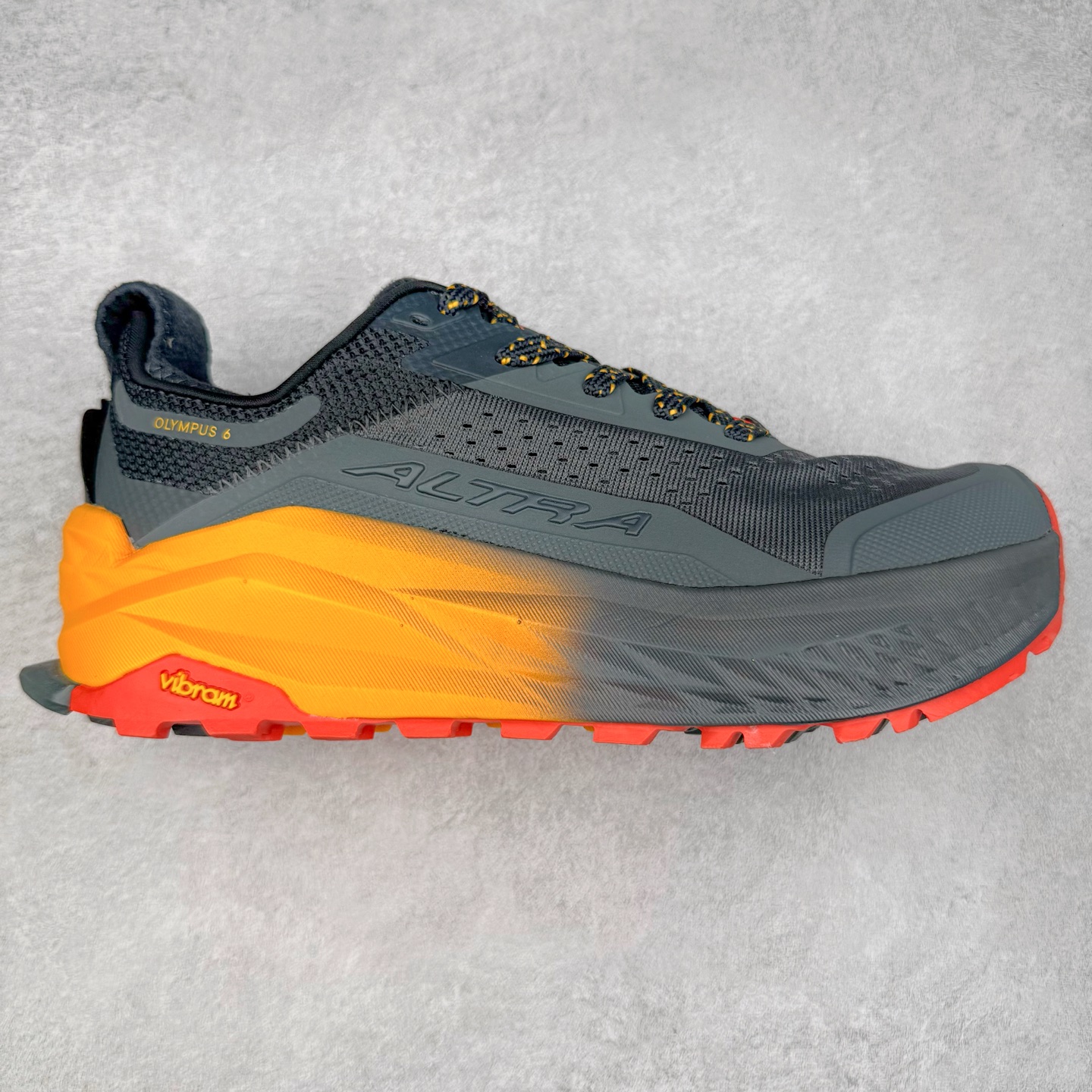 ＃纯原 Altra OLYMPUS 6 奥创奥林匹斯六代舒适百搭防滑耐磨低帮户外跑步鞋 2009年，长跑精英运动员Golden Harper在美国犹他州创立了“Altra Footwear”，跑鞋特点是采用舒适的FootShape™M（很适鞋楦）设计和独特的BalancedCushioning™（平衡缓冲）技术，帮助遭受伤病困扰的跑者回归跑步，从而迅速积累起良好的口碑。2011年品牌迅速发展，屡获大奖。2015年开始不仅占据全美跑鞋前十，足迹更是遍布全球。2016年Altra正式进入中国市场，凭借独特的品牌风格以及出色的性能表现，三年来获得越来越多普通跑者的喜爱。销售业绩增长迅速，成为中国越野跑市场占有量前三的跑鞋品牌。实拍调校N版已经零色差零失真 百分百还原实物色彩所见即所得 不存在货不对板色差等低级问题 选购参考实物拍摄 不混卖不参货 只用心做好货严格选品 承诺混一赔十 尺码：39 40 40.5 41 42 42.5 43 44 44.5 45-选品中心