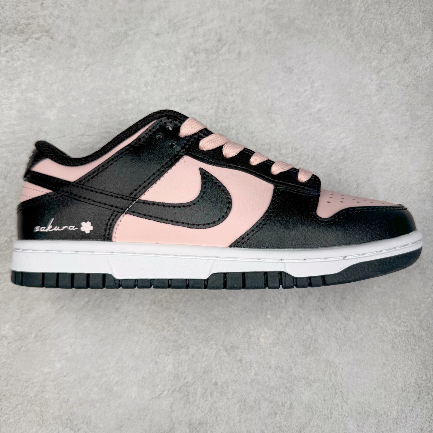 ＃YC纯原 NK Dunk Low 芝樱 DD1391-100 粉若初绽芝樱，温柔包裹足尖，诉说着夏日湖畔的浪漫；黑如沉静富士，勾勒出标志性的刚毅轮廓，暗藏山峦的永恒力量。侧畔那抹樱粉“Sakura”刺绣，是风中轻舞的樱花之魂，是樱吹雪落下的签名。让粉与黑的碰撞，演绎又甜又飒的双面魅力。每一步，都是对富士山下芝樱花海的诗意奔赴，既是风景，亦是心境。定制系列天花板 无原鞋不开发 全系列得物原鞋一比一校对开发 配色持续更新中 终端对接 优势输出 全套原厂楦头原纸板数据档案倾力打造 原汁原味莞产 极致还原 圈内最强针车工艺 高端零售指定版 广东原厂配套原盒原标 鞋盒分三个尺码段 原厂冲刀 超高清洁度 全鞋零毛边皮料切割 采用原厂百宏鞋带以及原厂百宏织唛舌标 内标可供原厂几率过验 进口原装条纹中底布 四线拉帮白色点胶 原厂拉帮手法遵循公司 原厂电绣 极致还原 尺码：36 36.5 37.5 38 38.5 39 40 40.5 41 42 42.5 43 44 44.5 45 46-选品中心