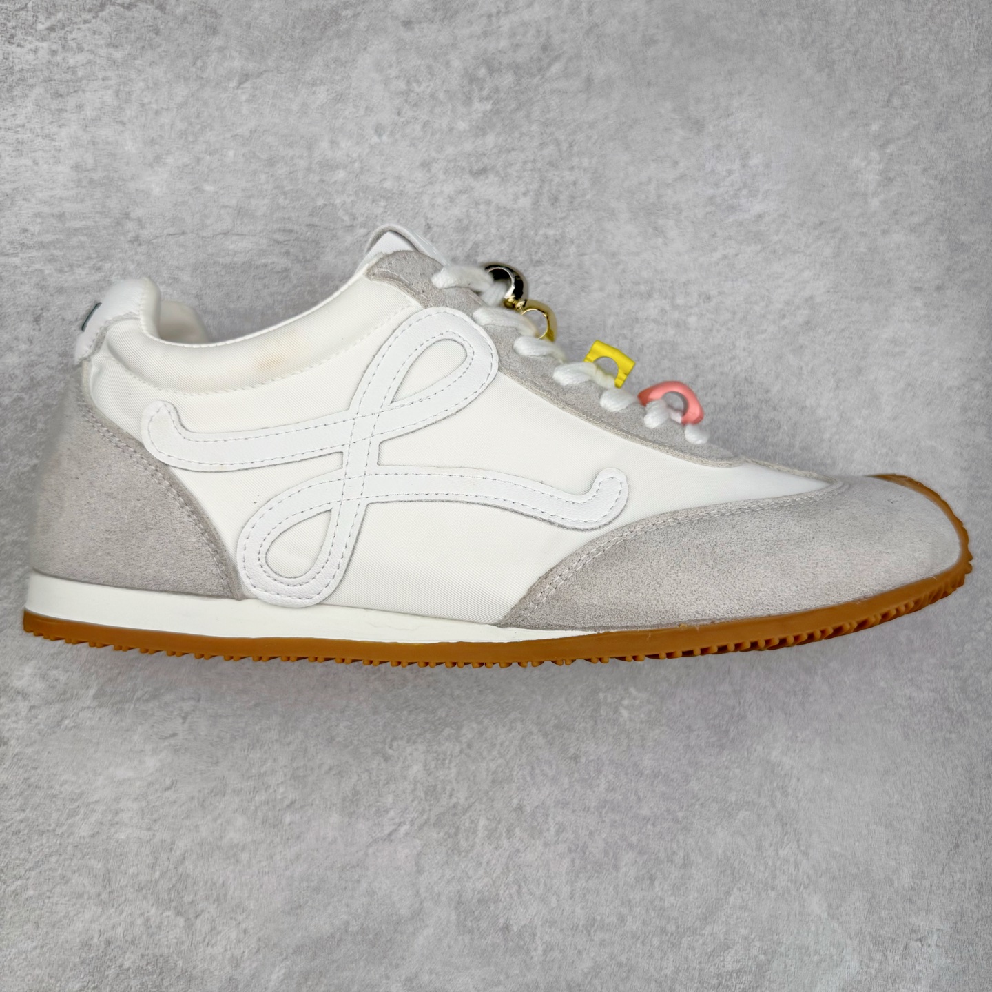 罗意威Loewe Ballet Runner 2.0 Sneakers 芭蕾舞2.0系列阿甘复古风德训薄底百搭休闲运动鞋 市面最高性价比 实体平台跑量 主打推荐好货 采用反绒牛皮革拼接头层皮饰片鞋面材质鞋身原装高密度防刮尼龙面料,极好柔软效果双层乳胶缓震鞋垫外部搭配轻量EVA缓震组合橡胶防滑片装外底不对称鞋头设计、袜状内部结构，轻盈橡胶外底延伸至鞋头 20 毫米鞋跟，附白色和同色系鞋带侧面饰有 L 徽标，鞋舌饰有压纹 Anagram 后跟标签饰有注塑橡胶 LOEWE 标志升级原楦型开发纸版全手工拉帮工艺成型 尺码：35 36 37 38 39 40-选品中心