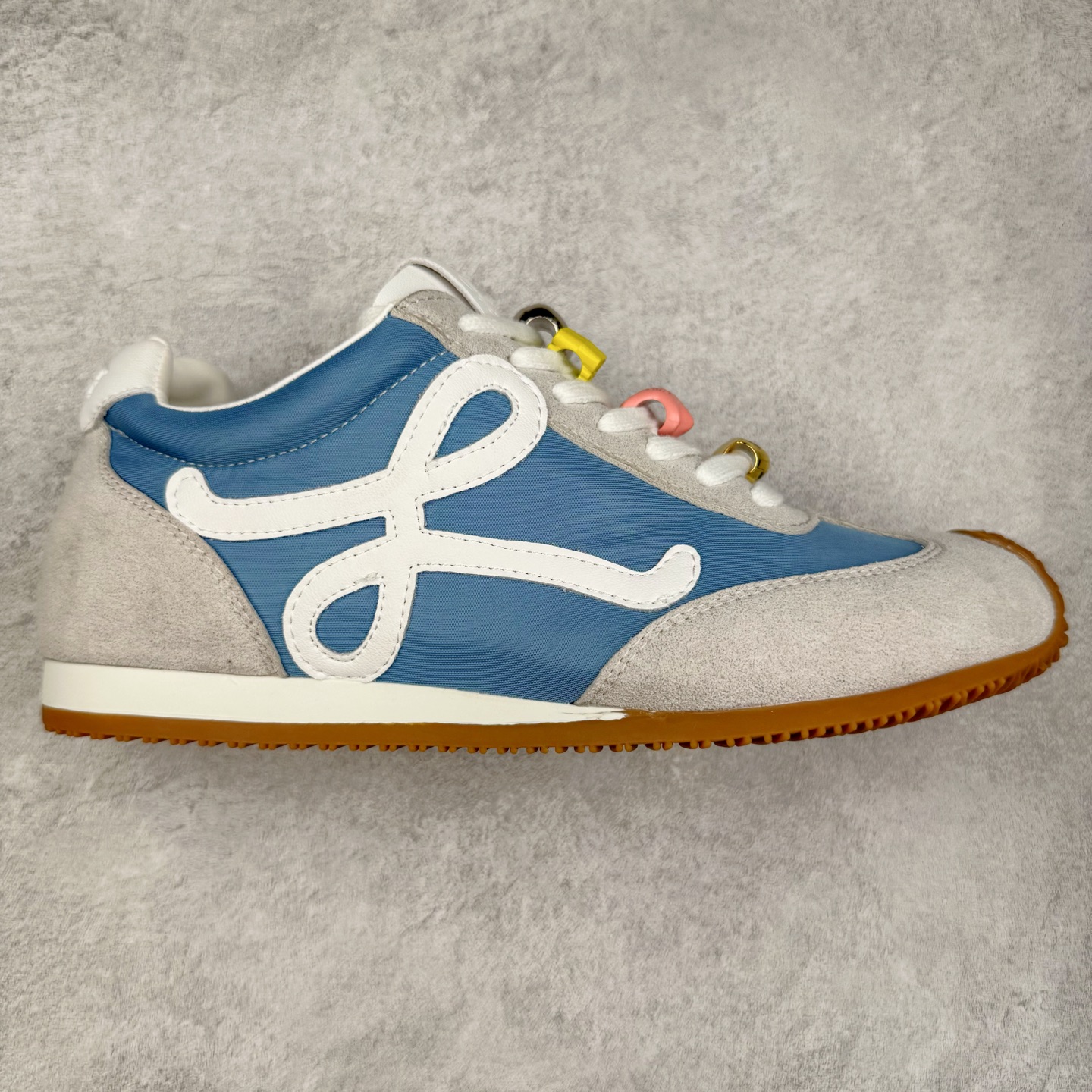 罗意威Loewe Ballet Runner 2.0 Sneakers 芭蕾舞2.0系列阿甘复古风德训薄底百搭休闲运动鞋 市面最高性价比 实体平台跑量 主打推荐好货 采用反绒牛皮革拼接头层皮饰片鞋面材质鞋身原装高密度防刮尼龙面料,极好柔软效果双层乳胶缓震鞋垫外部搭配轻量EVA缓震组合橡胶防滑片装外底不对称鞋头设计、袜状内部结构，轻盈橡胶外底延伸至鞋头 20 毫米鞋跟，附白色和同色系鞋带侧面饰有 L 徽标，鞋舌饰有压纹 Anagram 后跟标签饰有注塑橡胶 LOEWE 标志升级原楦型开发纸版全手工拉帮工艺成型 尺码：35 36 37 38 39 40-选品中心