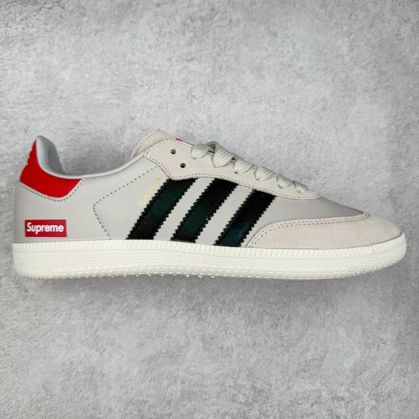 ＃C2 AD Original Samba OG 复古经典轻便板鞋 定制配色 XR0006 这款桑巴鞋展示了高质量的工艺 带有装饰的超锁缝制和无缝的手感 柔软、柔软的皮革造型和标志性的3条纹完成了精致的外观 正规合身鞋带 鞋面上有绒面鞋垫 橡胶鞋底 享受正畸套筒软感 自50年代首次亮相以来就一直在赢得粉丝的青睐 尺码：36 36.5 37.5 38 38.5 39 40 40.5 41 42 42.5 43 44 44.5 45-选品中心