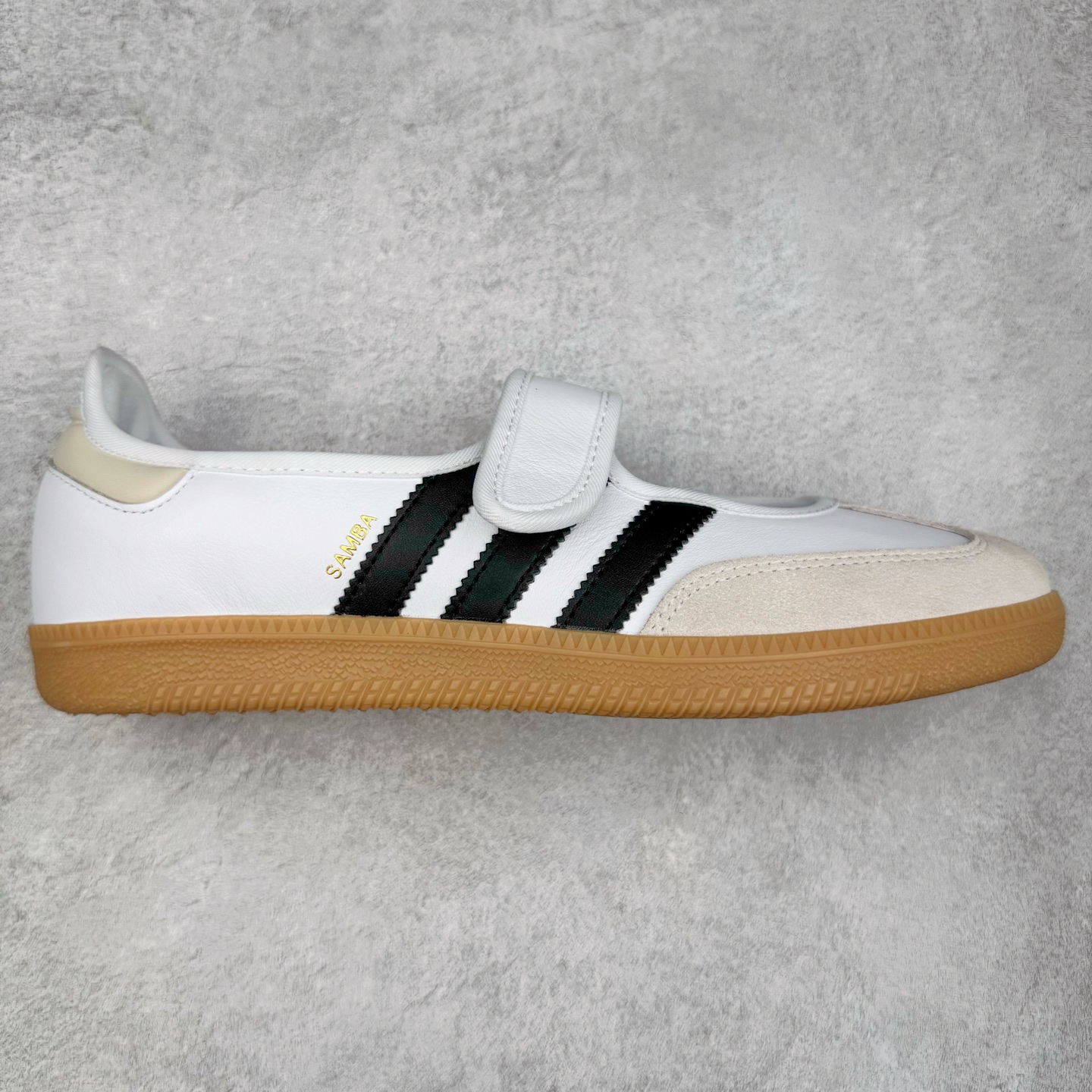 AD Original Samba OG 复古经典轻便板鞋 JR1402 这款桑巴鞋展示了高质量的工艺 带有装饰的超锁缝制和无缝的手感 柔软、柔软的皮革造型和标志性的3条纹完成了精致的外观 正规合身鞋带 鞋面上有绒面鞋垫 橡胶鞋底 享受正畸套筒软感 自50年代首次亮相以来就一直在赢得粉丝的青睐 尺码：36 36.5 37.5 38 38.5 39 40 40.5 41 42 42.5 43 44 44.5 45-选品中心