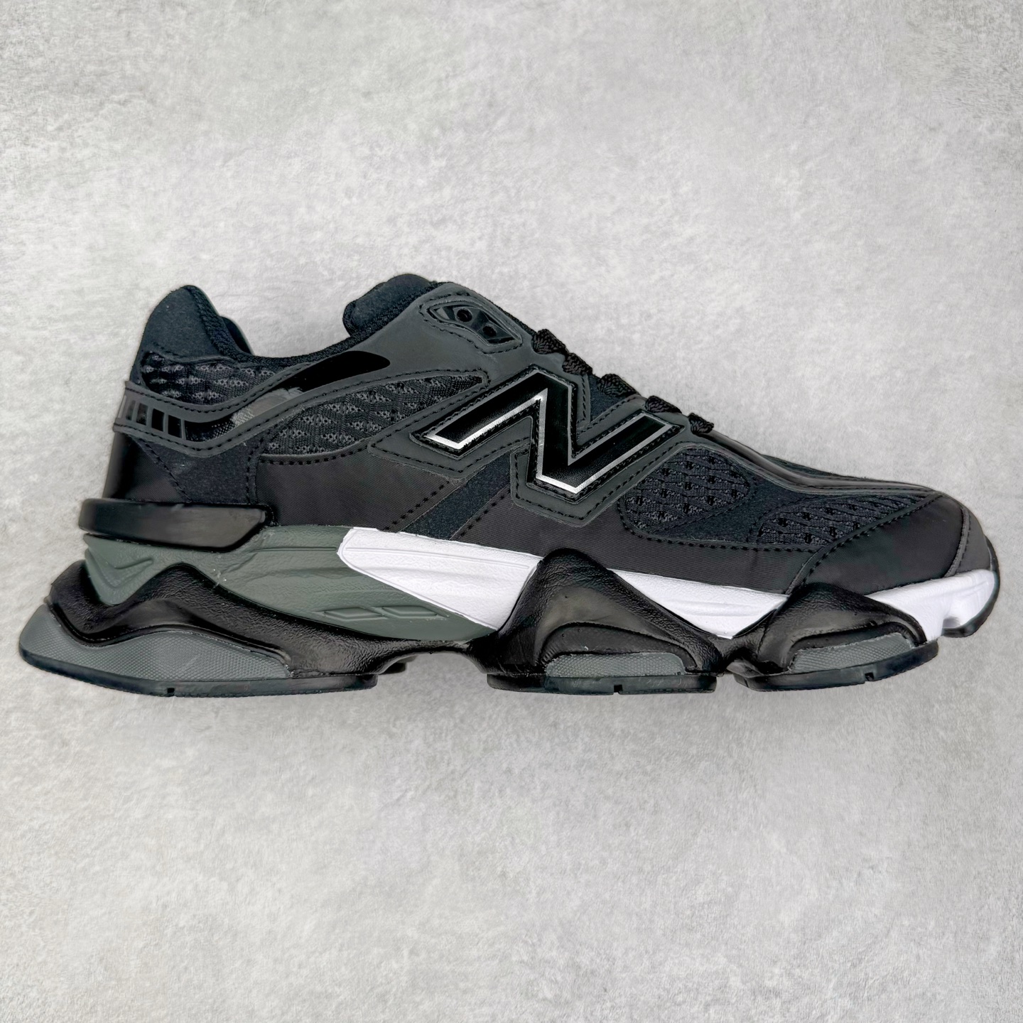 New Balance NB9060 复古运动鞋 新百伦又带来了新鞋型 并且是与芝加哥街头品牌 Joe Freshgoods 的联名款 鞋身主体采用了类似 990 系列的设计风格 与传统复古慢跑鞋区别不大 最大的变化就是鞋底部分 在传统设计的中底外层 增加了多个分区的模块 圆润的线条设计与我们熟悉的 New Balance 风格截然不同 但与同样充满弧形线条的鞋面搭配 看起来毫无违和感 尺码：36-45-选品中心