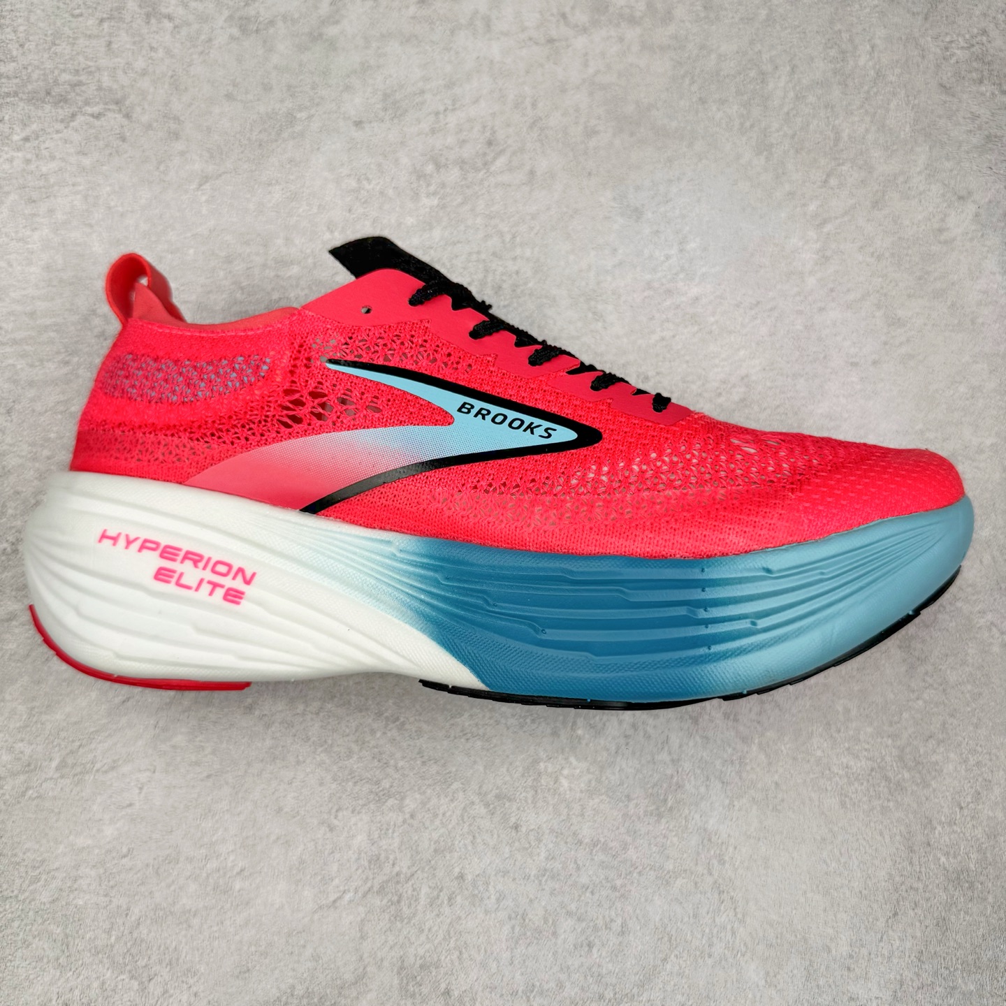 Brooks Hyperion Elite 布鲁克斯龙卷风4代舒适百搭运动低帮马拉松跑步鞋 男女同款 Brooks 四大跑鞋之一 百年品牌 跑鞋从外形上基本就能判断这是一款速度跑鞋 简洁干练的外形结构和极强的运动流线型看着非常有速度感 上脚的第一感觉是非常轻 美码9码的鞋单只206g不到 从个人偏好来说 200g左右的竞速鞋最具安全感 鞋面采用单层网布 很薄 前掌使用了大量开放式网眼 排气直接快速 透气性上乘 鞋舌也是轻量化设计 仅为一层麂皮 和脚背完美贴合 鞋舌中央有个防偏穿孔 从实际穿着来看 通常鞋舌都是外偏 如果是防偏穿孔位于中心 防偏效果其实并不十分有效 如果采用趋外侧的偏心设计更有效 鞋帮泡棉填充量不大 但非常紧凑 贴合舒适 包裹稳固 内置硬质TPU保证必要的稳定性 跑鞋中底采用的是DNA FLASH科技材料 DNA FLASH中底科技 是Brooks第一款将氮气注入中底的创新科技 主要原理是借助“超临界流体”发泡技术 将液态氮稳定的转化为气态氮 并使其均匀地形成无数紧密贴合的密闭式气囊结构 尺码：36 36.5 37.5 38 38.5 39 40 40.5 41 42 42.5 43 44 44.5 45 46-选品中心