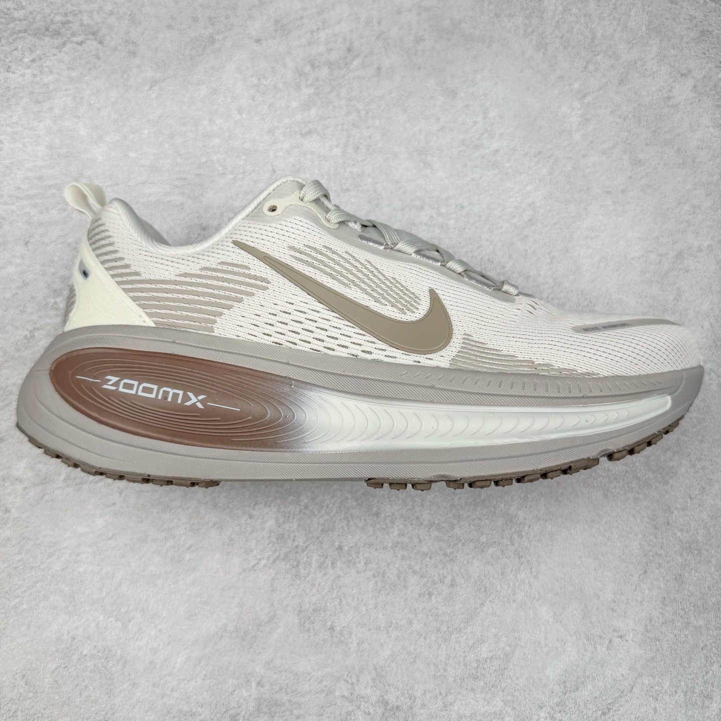 ＃纯原福利 NK Air Zoom Vomero 18 轻便舒适公路跑步鞋 质感柔软 弹力充沛 助力一路畅跑 乐享不停 厚实泡绵缔造舒适的回弹效果 铸就出色跑步表现 该鞋款轻盈透气 带你步入舒适新境界 疾速刺激感和非凡舒适脚感交织 定能让跑者在迈步间找到渴望已久的跑步乐趣 自如掌控跑步节奏、配速和里程 足底缓震配置赋予双足柔软舒适感受 助你一路畅跑 缓震设计 在双足触地时有助提供舒适脚感 搭载性能出众的 ZoomX 和 Cushlon 泡绵 营造柔软舒适脚感 助你稳稳迈步 基于跑者反馈 简化中底设计 带来出色舒适感 尺码：36 36.5 37.5 38 38.5 39 40 40.5 41 42 42.5 43 44 44.5 45-选品中心