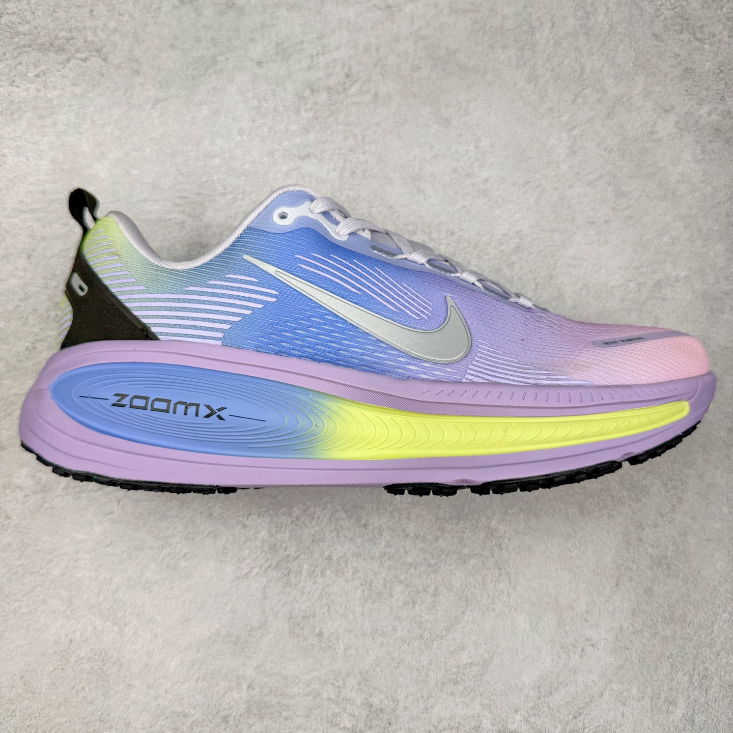 ＃纯原福利 NK Air Zoom Vomero 18 轻便舒适公路跑步鞋 质感柔软 弹力充沛 助力一路畅跑 乐享不停 厚实泡绵缔造舒适的回弹效果 铸就出色跑步表现 该鞋款轻盈透气 带你步入舒适新境界 疾速刺激感和非凡舒适脚感交织 定能让跑者在迈步间找到渴望已久的跑步乐趣 自如掌控跑步节奏、配速和里程 足底缓震配置赋予双足柔软舒适感受 助你一路畅跑 缓震设计 在双足触地时有助提供舒适脚感 搭载性能出众的 ZoomX 和 Cushlon 泡绵 营造柔软舒适脚感 助你稳稳迈步 基于跑者反馈 简化中底设计 带来出色舒适感 尺码：36 36.5 37.5 38 38.5 39 40 40.5 41 42 42.5 43 44 44.5 45-选品中心