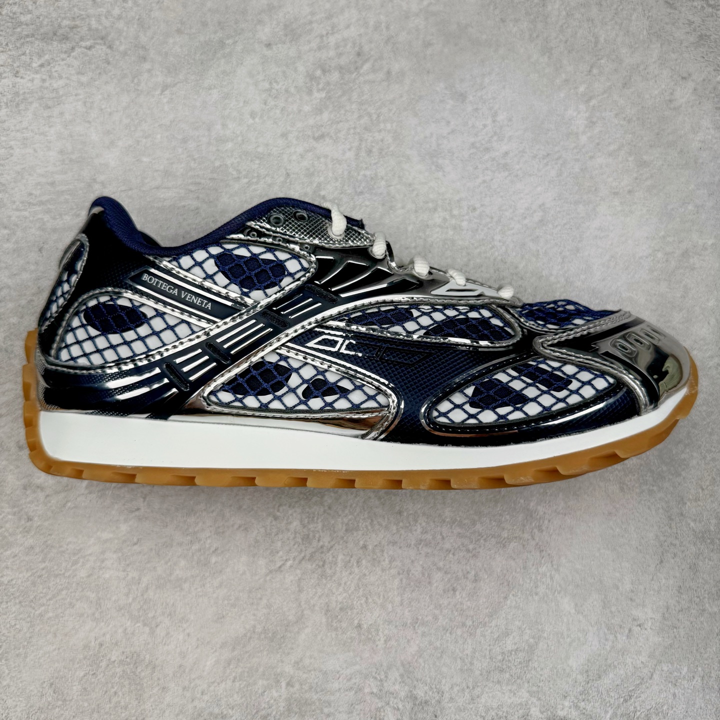 ＃纯原 BOTTEGA VENETA Orbit Runner BV葆蝶家时尚休闲王一博同款老爹鞋运动鞋 原版开发 一比一打造 相似度百分之99以上 市场一梯队级别品质 区别市场任何标文顶级品质版本 采用轻质科技网布面料 搭配几何图案设计橡胶外底 王炸系列 高版本 认准套包工艺 实际增高很多哦 还是一样显腿细非常nice 耐玩耐造 对标对版 套包鞋工艺 认准高版本 大底选用拼色TPU大底 配置原版包装 尺码：35 36 37 38 39 40 41 42 43 44 45-选品中心