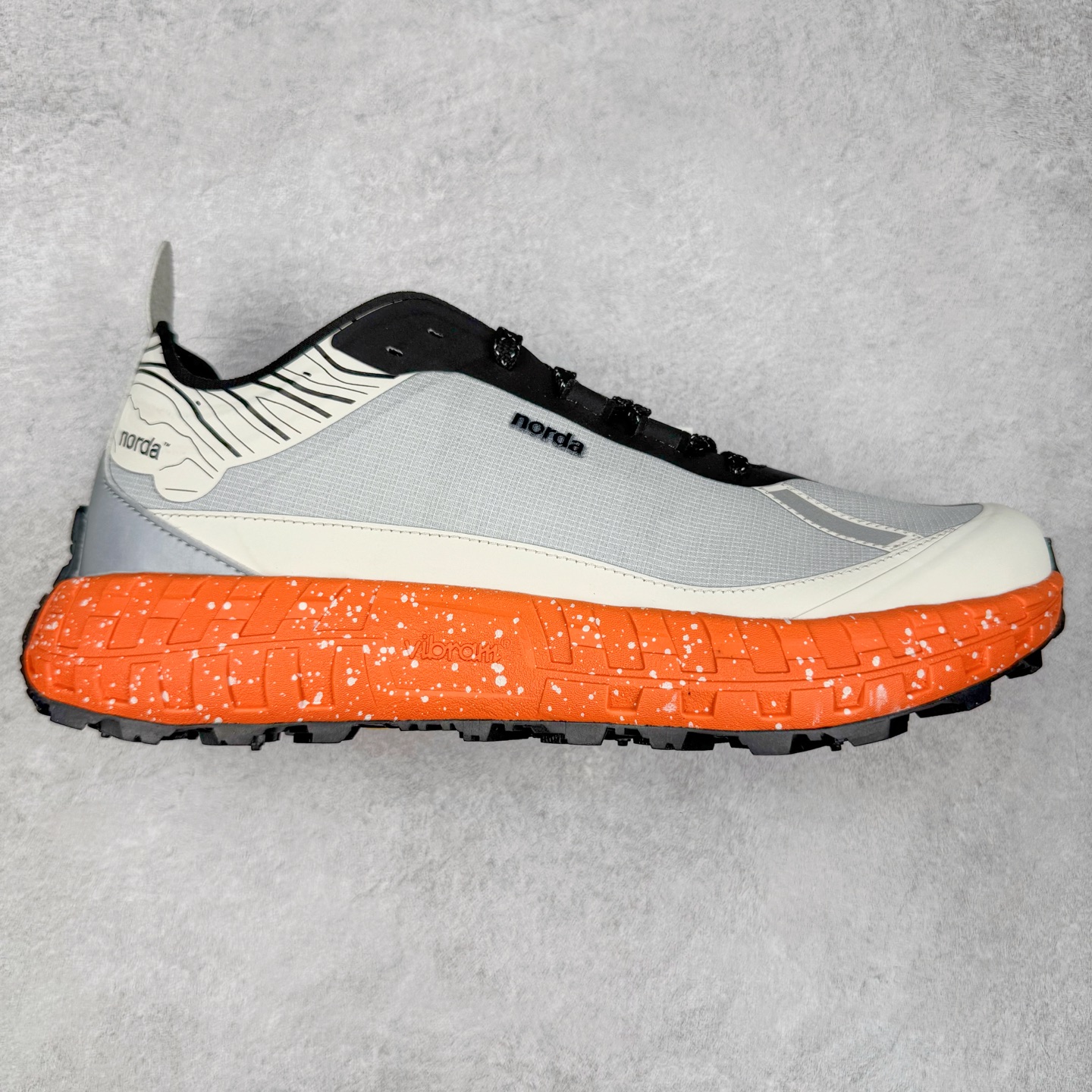 ＃纯原 NORDA 001 G+ 轻便户外运动舒适防滑耐磨低帮跑步鞋 Norda是一个来自加拿大的品牌，由两位越野跑者Nicholas Martire 和Willamina Martire夫妇联合其他两位合作者创立，旨在打造全球最佳的越野跑鞋。在品牌正式成立之前，他们邀请了运动员、艺术家和材料专家，共同讨论如何塑造这个全新的品牌。最终，Norda品牌在2020年正式成立，但他们的第一双鞋子Norda001直到2022年1月才发布。在品牌成立的三年里，Norda总共只推出了两款跑鞋，但在配色和其他品牌的合作上却频频发力。包括Zegna、Ciele和Satisfy等跑步圈里的当红品牌，都进行了联名。Zegna更是在今年年初收购了一部分Norda的股份，并宣称将会在未来投入更多资金支持品牌的发展。尺码：36 36.5 37.5 38 38.5 39 40 40.5 41 42 42.5 43 44 44.5 45 46-选品中心