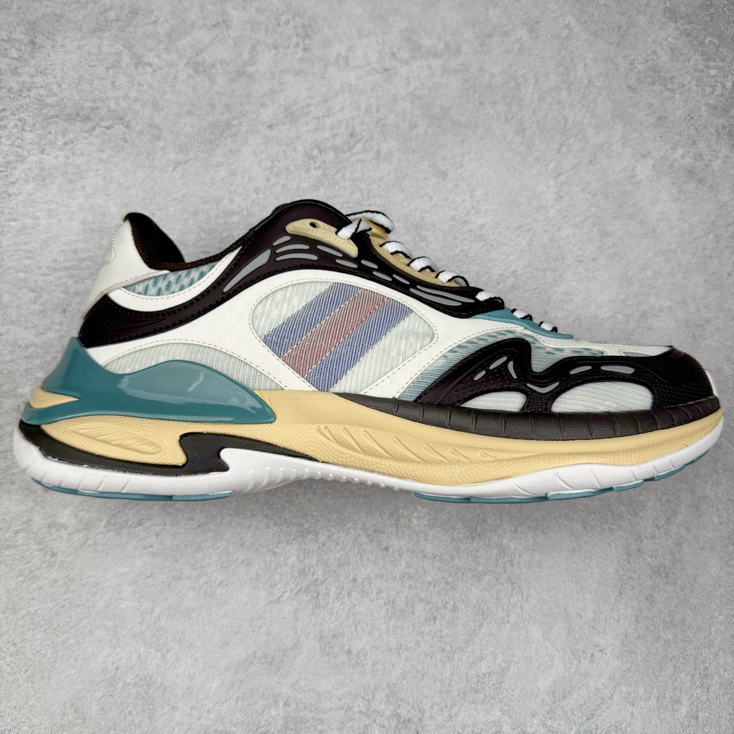 ＃纯原 GUCCI 古驰皮革圆头抽绳低帮生活休闲鞋 Gucci（古驰）是源于意大利的时装奢饰品牌，是全球奢侈品品牌之一。由古驰奥•古驰在1921年于意大利佛罗伦萨创办。古驰的严品包括时装、皮具、皮鞋、手表、领带、丝巾、香水、家居用品及宠物用品等，借由其独特的创意和革新，以及精湛的意大利工艺闻名于世。GUCCl品牌时装一向以高档、豪华、性感而闻名于世，以“身份与财富之象征”品牌形象成为富有上流社会的消费宠儿。古驰—-永恒而经典并深受明星们的青睐，品牌灵感源自演员，公主和名媛等杰出女性。实拍调校N版已经零色差零失真 百分百还原实物色彩所见即所得 不存在货不对板色差等低级问题 选购参考实物拍摄 不混卖不参货 只用心做好货严格选品 承诺混一赔十 尺码：36 37 38 39 40 41 42 43 44 45-选品中心