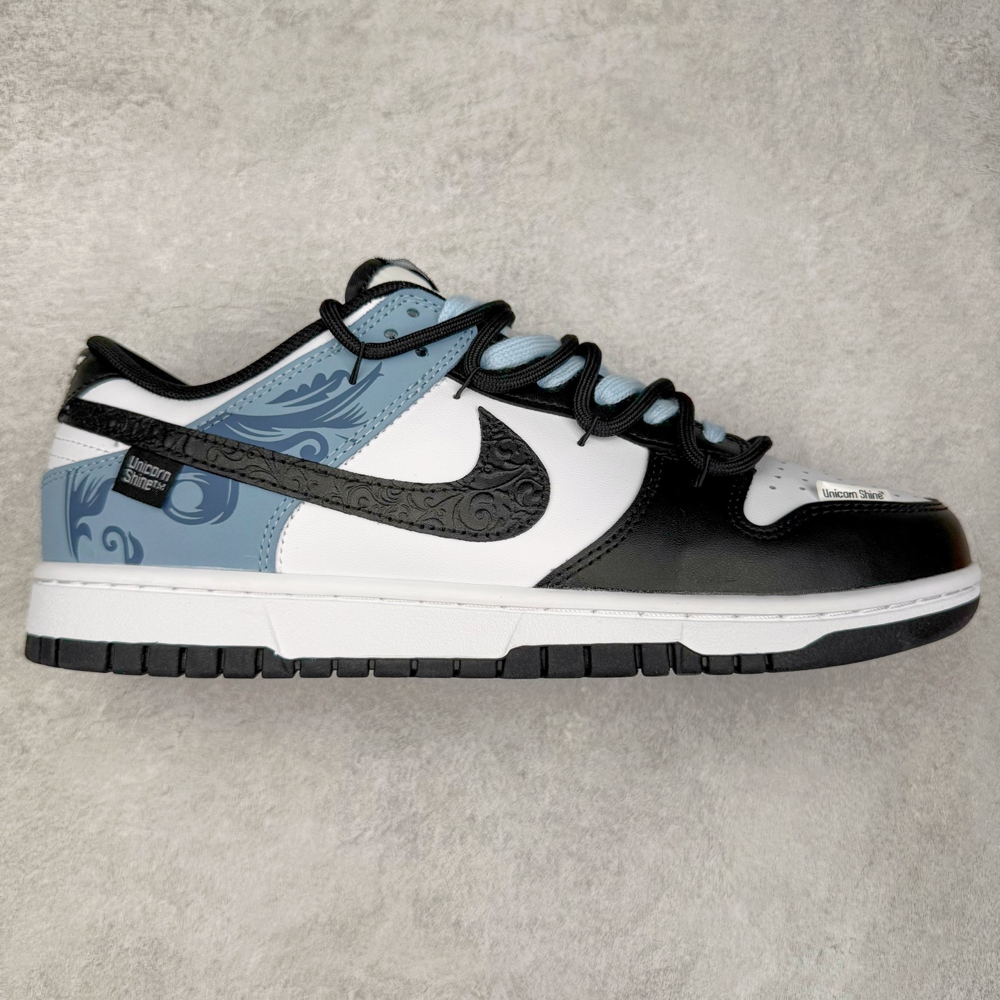 ＃YC纯原 NK Dunk Low 山海经 赢鱼 DD1503-101 此款以鞋面化身山海画卷，大面积白色如汹涌浪花，流动的淡蓝水纹暗涌于黑白皮革之上，清晰的波浪纹理浮雕其上，如赢鱼破渊而出时荡开的洪荒涟漪。纯白中底托起墨黑鞋身，黑白为界，水纹如鳞，步步生澜。应用强烈的撞色对比，宣告永恒街头基因。定制系列天花板 无原鞋不开发 全系列得物原鞋一比一校对开发 配色持续更新中 终端对接 优势输出 全套原厂楦头原纸板数据档案倾力打造 原汁原味莞产 极致还原 圈内最强针车工艺 高端零售指定版 广东原厂配套原盒原标 鞋盒分三个尺码段 原厂冲刀 超高清洁度 全鞋零毛边皮料切割 采用原厂百宏鞋带以及原厂百宏织唛舌标 内标可供原厂几率过验 进口原装条纹中底布 四线拉帮白色点胶 原厂拉帮手法遵循公司 原厂电绣 极致还原 尺码：36 36.5 37.5 38 38.5 39 40 40.5 41 42 42.5 43 44 44.5 45 46-选品中心