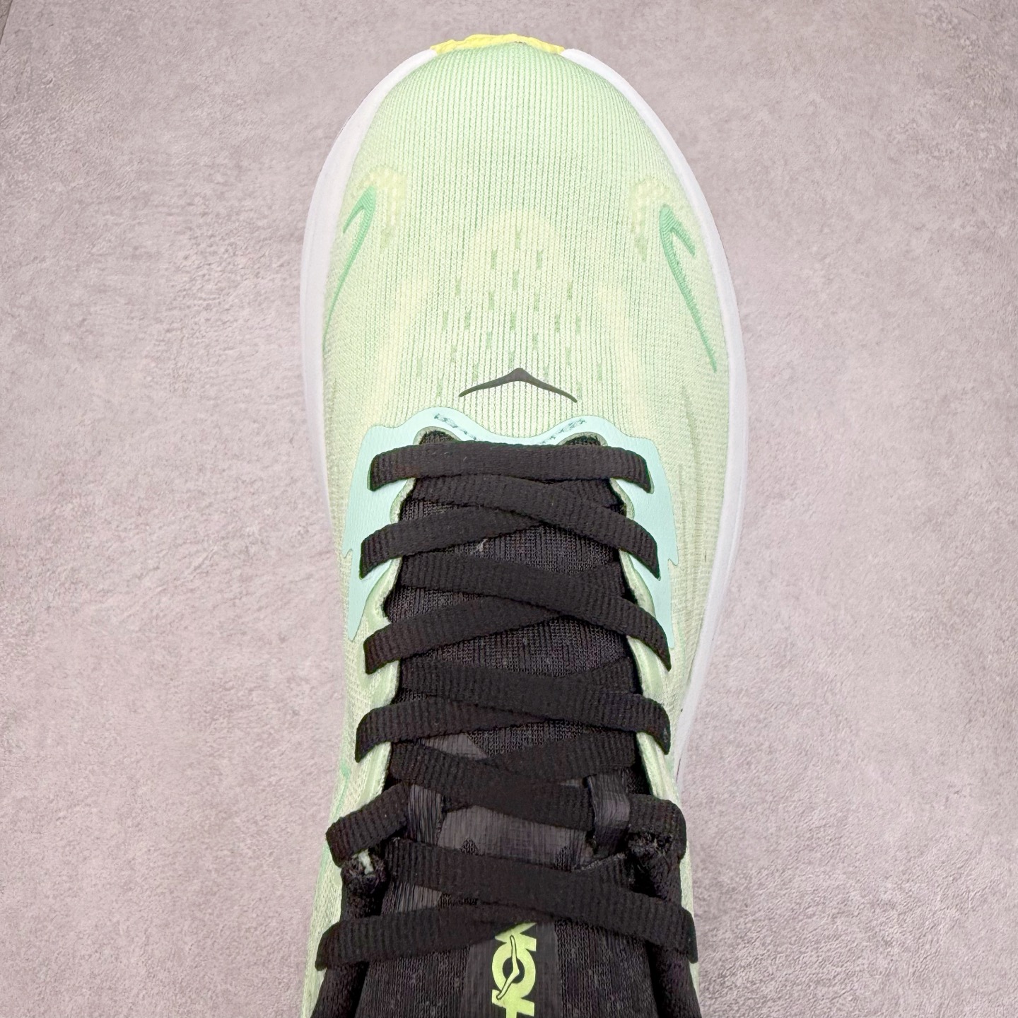 图片[4]-HOKA ONE ONE Clifton 克里夫顿10代专业性能减震公路跑步鞋 轻盈透气的针织网面和纱线的使用让鞋面更挺拔 增强鞋面的强度和支撑性能 搭配柔软的鞋舌 让双脚在舒适包裹中跑的更加畅快 全新泡棉中底 柔软的同时增强回弹性能 为不同跑者提供更平稳流畅的脚感 带来全面的缓冲保护 根据人体工程学设计的延长拉襟 后跟处弹软的海绵填充舒适固定 避免掉跟和摩擦 相比上一代光滑的内衬 Clifton 的内衬增强了摩擦力 避免双脚在鞋内滑动 尺码：36 36.5 37.5 38 38.5 39 40 40.5 41 42 42.5 43 44 44.5 45-选品中心