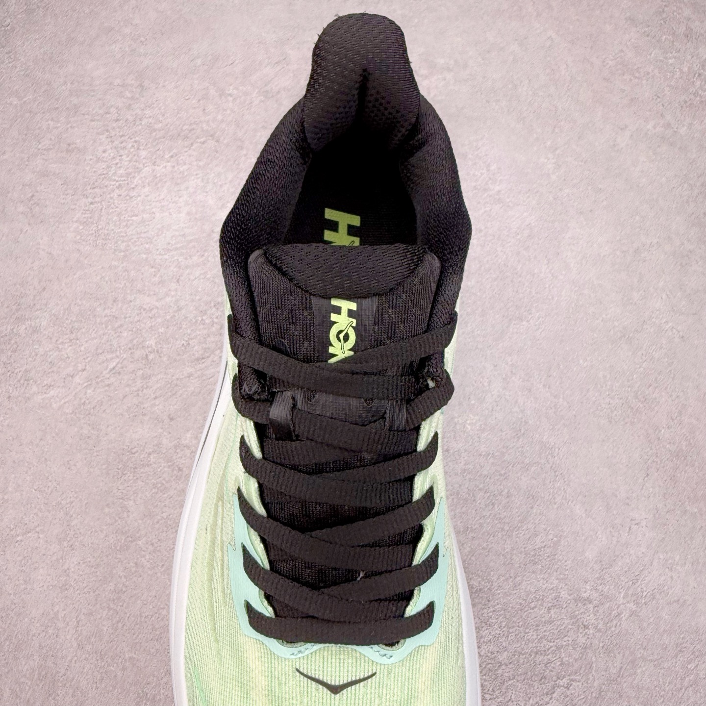 图片[5]-HOKA ONE ONE Clifton 克里夫顿10代专业性能减震公路跑步鞋 轻盈透气的针织网面和纱线的使用让鞋面更挺拔 增强鞋面的强度和支撑性能 搭配柔软的鞋舌 让双脚在舒适包裹中跑的更加畅快 全新泡棉中底 柔软的同时增强回弹性能 为不同跑者提供更平稳流畅的脚感 带来全面的缓冲保护 根据人体工程学设计的延长拉襟 后跟处弹软的海绵填充舒适固定 避免掉跟和摩擦 相比上一代光滑的内衬 Clifton 的内衬增强了摩擦力 避免双脚在鞋内滑动 尺码：36 36.5 37.5 38 38.5 39 40 40.5 41 42 42.5 43 44 44.5 45-选品中心