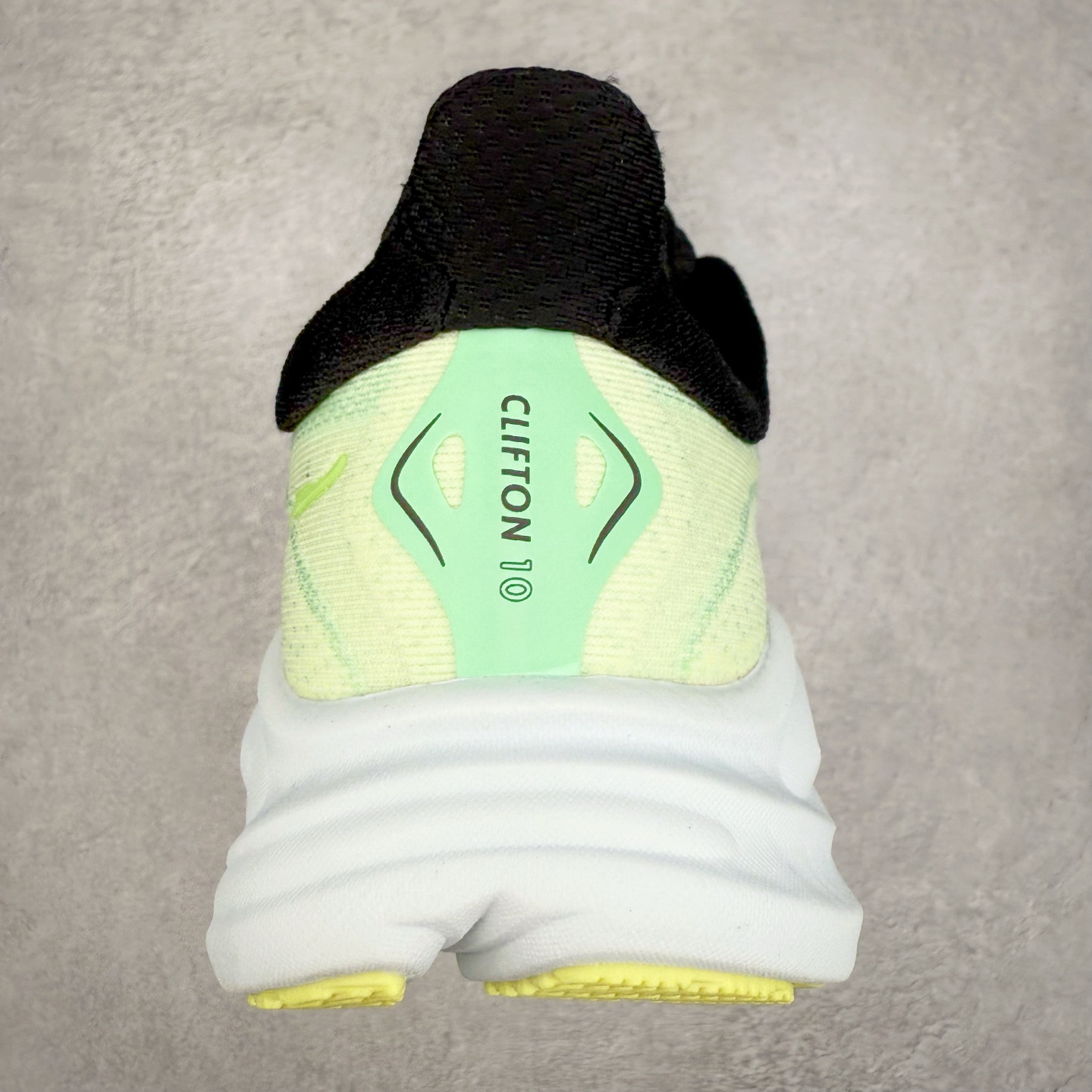 图片[8]-HOKA ONE ONE Clifton 克里夫顿10代专业性能减震公路跑步鞋 轻盈透气的针织网面和纱线的使用让鞋面更挺拔 增强鞋面的强度和支撑性能 搭配柔软的鞋舌 让双脚在舒适包裹中跑的更加畅快 全新泡棉中底 柔软的同时增强回弹性能 为不同跑者提供更平稳流畅的脚感 带来全面的缓冲保护 根据人体工程学设计的延长拉襟 后跟处弹软的海绵填充舒适固定 避免掉跟和摩擦 相比上一代光滑的内衬 Clifton 的内衬增强了摩擦力 避免双脚在鞋内滑动 尺码：36 36.5 37.5 38 38.5 39 40 40.5 41 42 42.5 43 44 44.5 45-选品中心