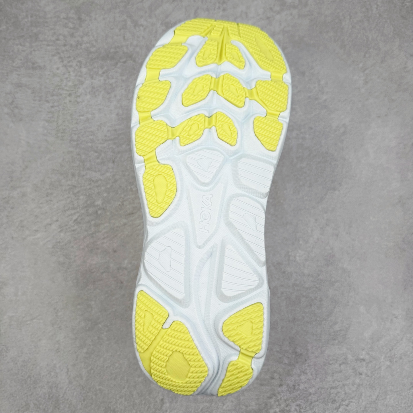 图片[9]-HOKA ONE ONE Clifton 克里夫顿10代专业性能减震公路跑步鞋 轻盈透气的针织网面和纱线的使用让鞋面更挺拔 增强鞋面的强度和支撑性能 搭配柔软的鞋舌 让双脚在舒适包裹中跑的更加畅快 全新泡棉中底 柔软的同时增强回弹性能 为不同跑者提供更平稳流畅的脚感 带来全面的缓冲保护 根据人体工程学设计的延长拉襟 后跟处弹软的海绵填充舒适固定 避免掉跟和摩擦 相比上一代光滑的内衬 Clifton 的内衬增强了摩擦力 避免双脚在鞋内滑动 尺码：36 36.5 37.5 38 38.5 39 40 40.5 41 42 42.5 43 44 44.5 45-选品中心