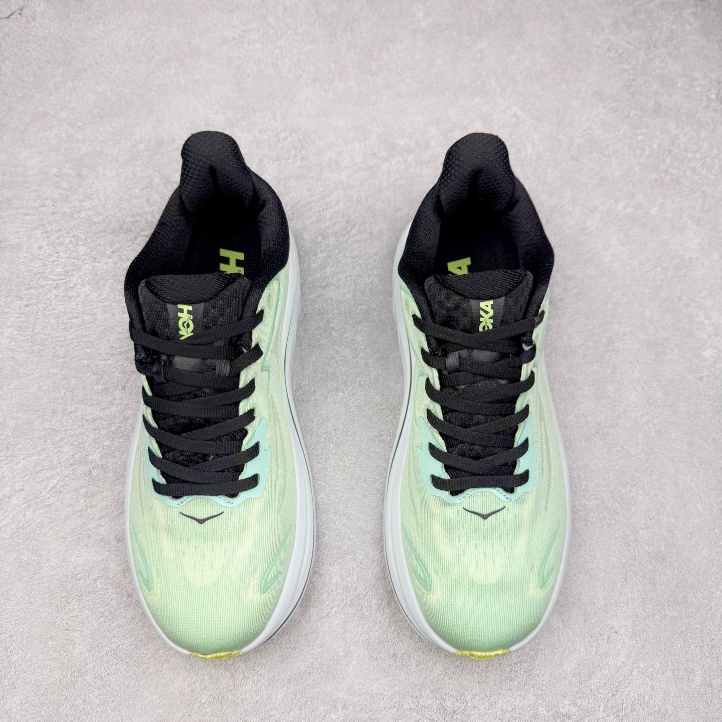 图片[2]-HOKA ONE ONE Clifton 克里夫顿10代专业性能减震公路跑步鞋 轻盈透气的针织网面和纱线的使用让鞋面更挺拔 增强鞋面的强度和支撑性能 搭配柔软的鞋舌 让双脚在舒适包裹中跑的更加畅快 全新泡棉中底 柔软的同时增强回弹性能 为不同跑者提供更平稳流畅的脚感 带来全面的缓冲保护 根据人体工程学设计的延长拉襟 后跟处弹软的海绵填充舒适固定 避免掉跟和摩擦 相比上一代光滑的内衬 Clifton 的内衬增强了摩擦力 避免双脚在鞋内滑动 尺码：36 36.5 37.5 38 38.5 39 40 40.5 41 42 42.5 43 44 44.5 45-选品中心