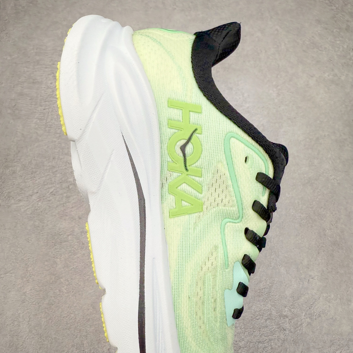 图片[6]-HOKA ONE ONE Clifton 克里夫顿10代专业性能减震公路跑步鞋 轻盈透气的针织网面和纱线的使用让鞋面更挺拔 增强鞋面的强度和支撑性能 搭配柔软的鞋舌 让双脚在舒适包裹中跑的更加畅快 全新泡棉中底 柔软的同时增强回弹性能 为不同跑者提供更平稳流畅的脚感 带来全面的缓冲保护 根据人体工程学设计的延长拉襟 后跟处弹软的海绵填充舒适固定 避免掉跟和摩擦 相比上一代光滑的内衬 Clifton 的内衬增强了摩擦力 避免双脚在鞋内滑动 尺码：36 36.5 37.5 38 38.5 39 40 40.5 41 42 42.5 43 44 44.5 45-选品中心